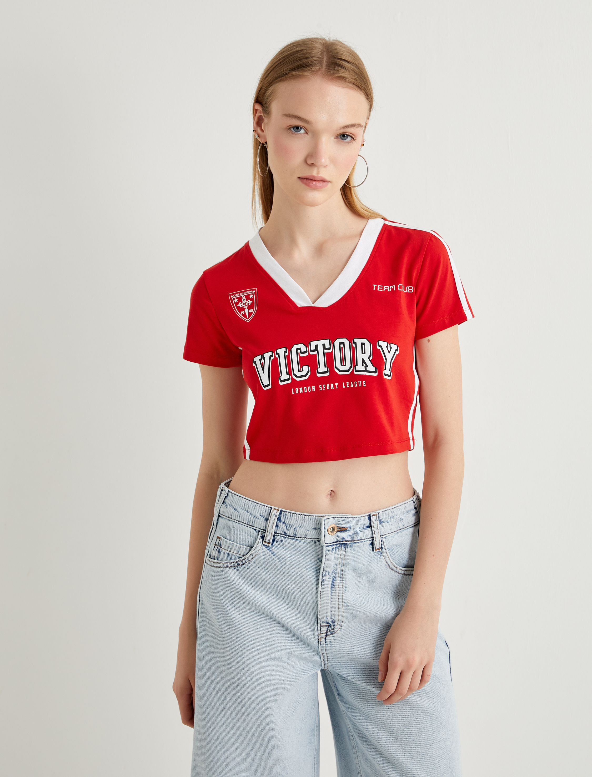   V Yaka Crop Tişört Baskılı Forma Görünümlü Renk Kontrastlı