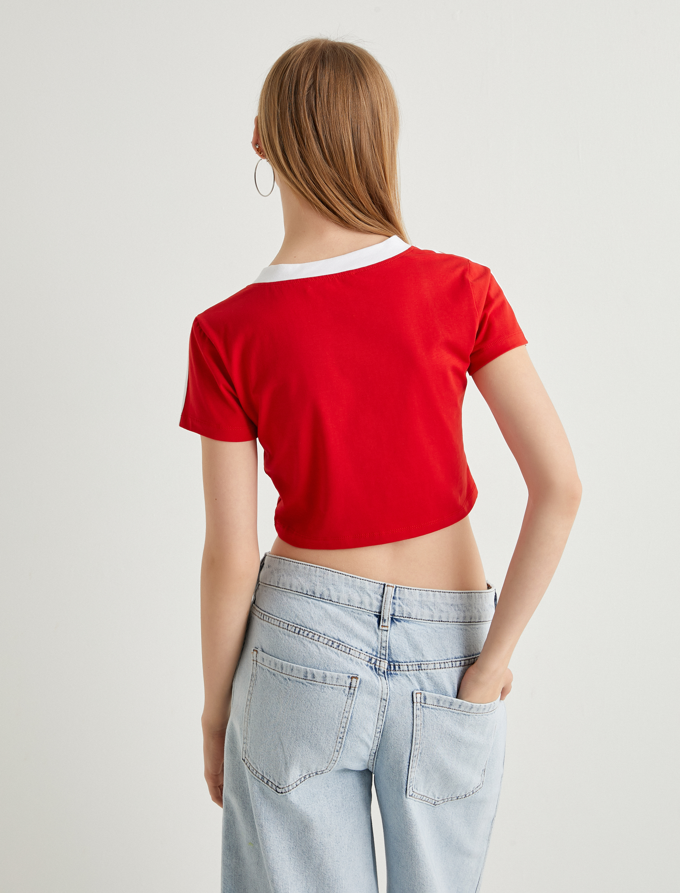   V Yaka Crop Tişört Baskılı Forma Görünümlü Renk Kontrastlı