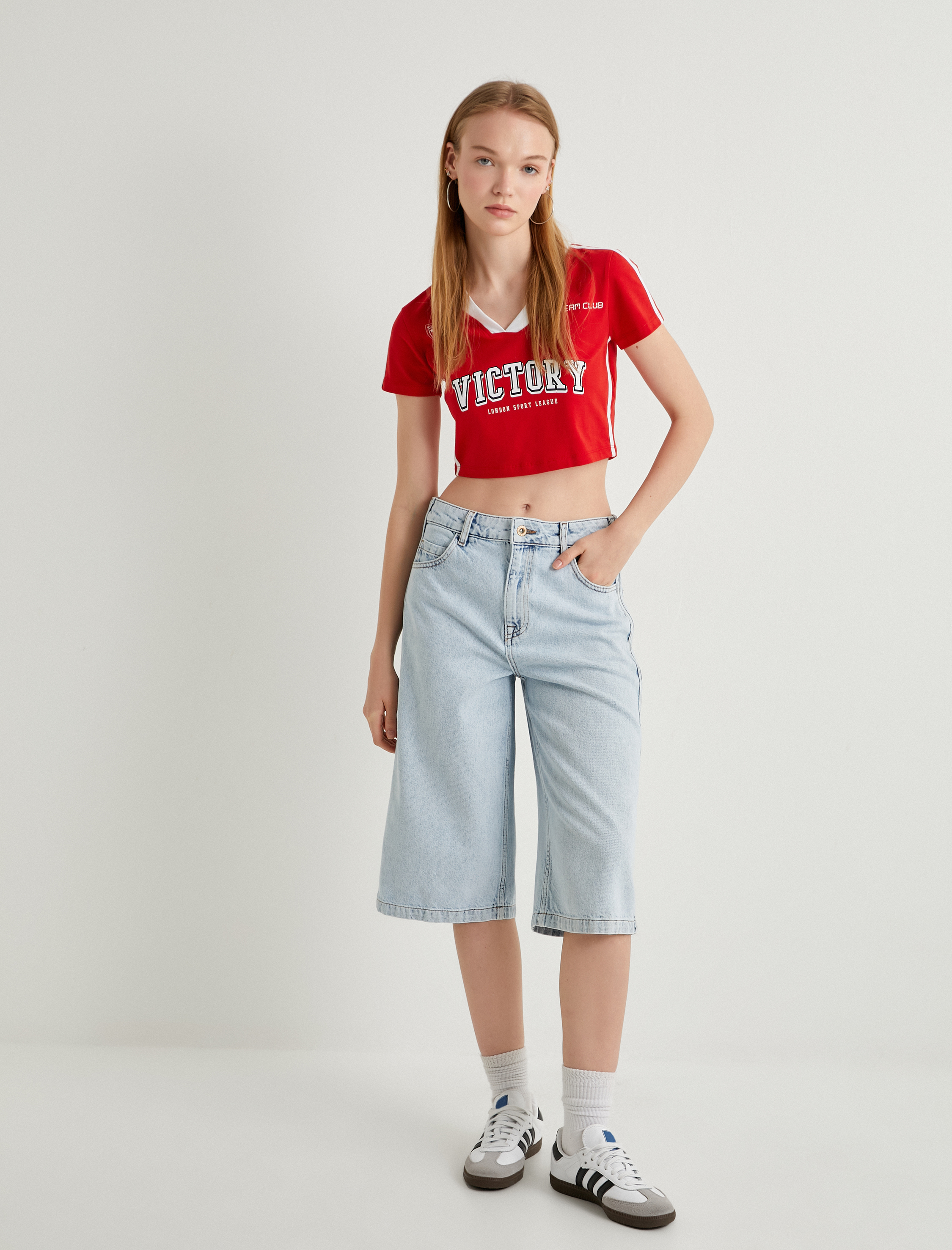   V Yaka Crop Tişört Baskılı Forma Görünümlü Renk Kontrastlı