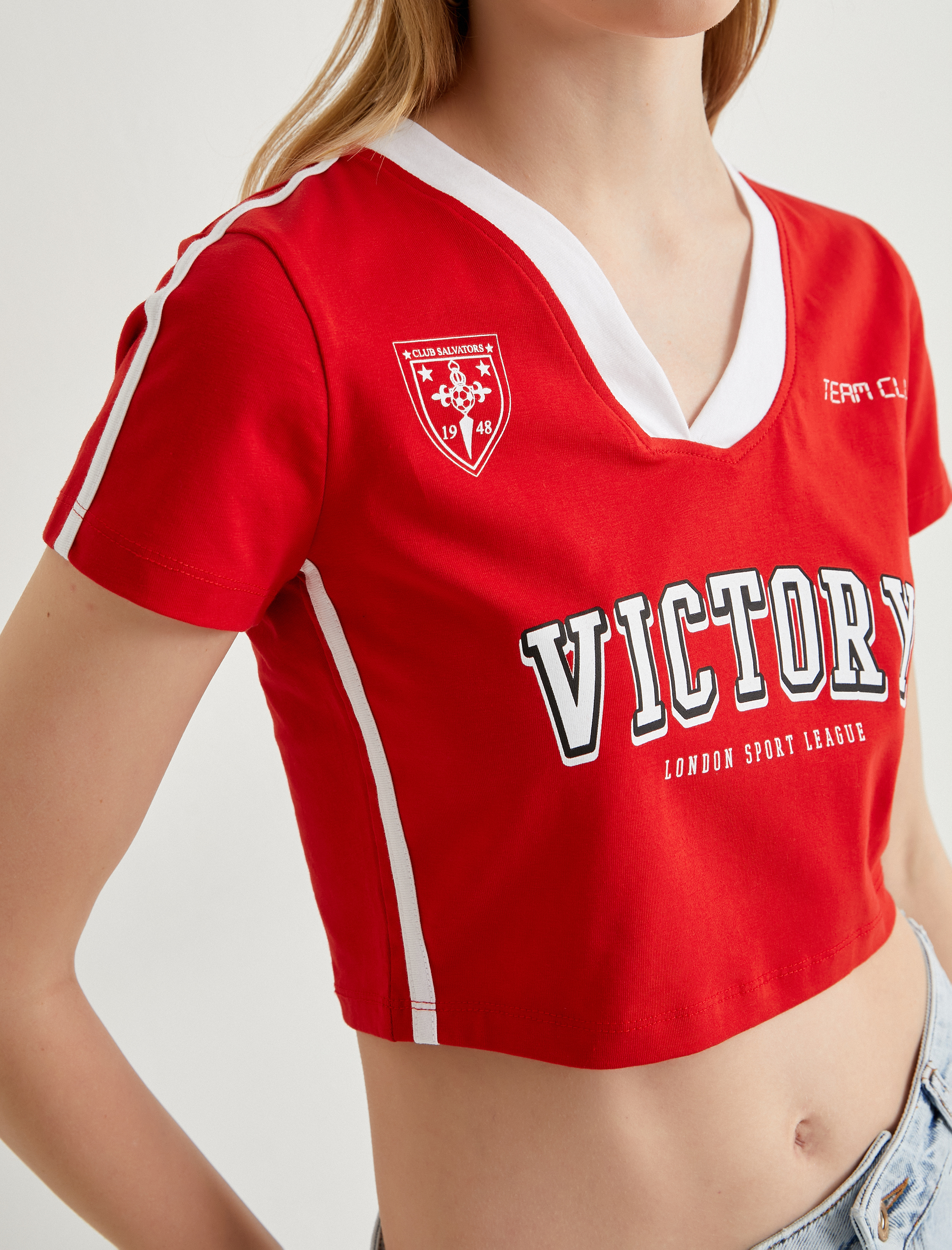   V Yaka Crop Tişört Baskılı Forma Görünümlü Renk Kontrastlı