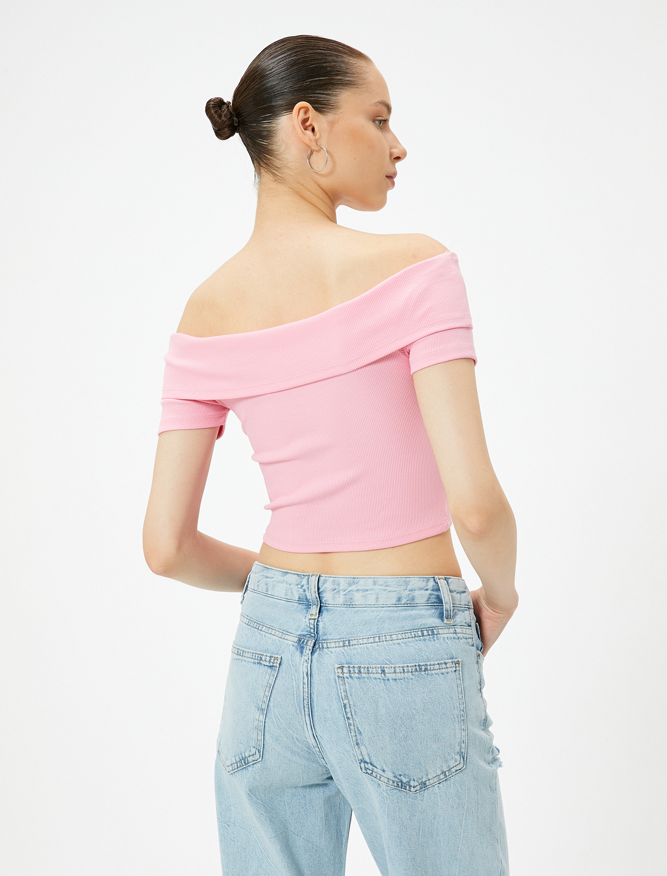   Crop Omzu Açık Madonna Yaka Tişört Fitilli Kısa Kollu Düğüm Detaylı