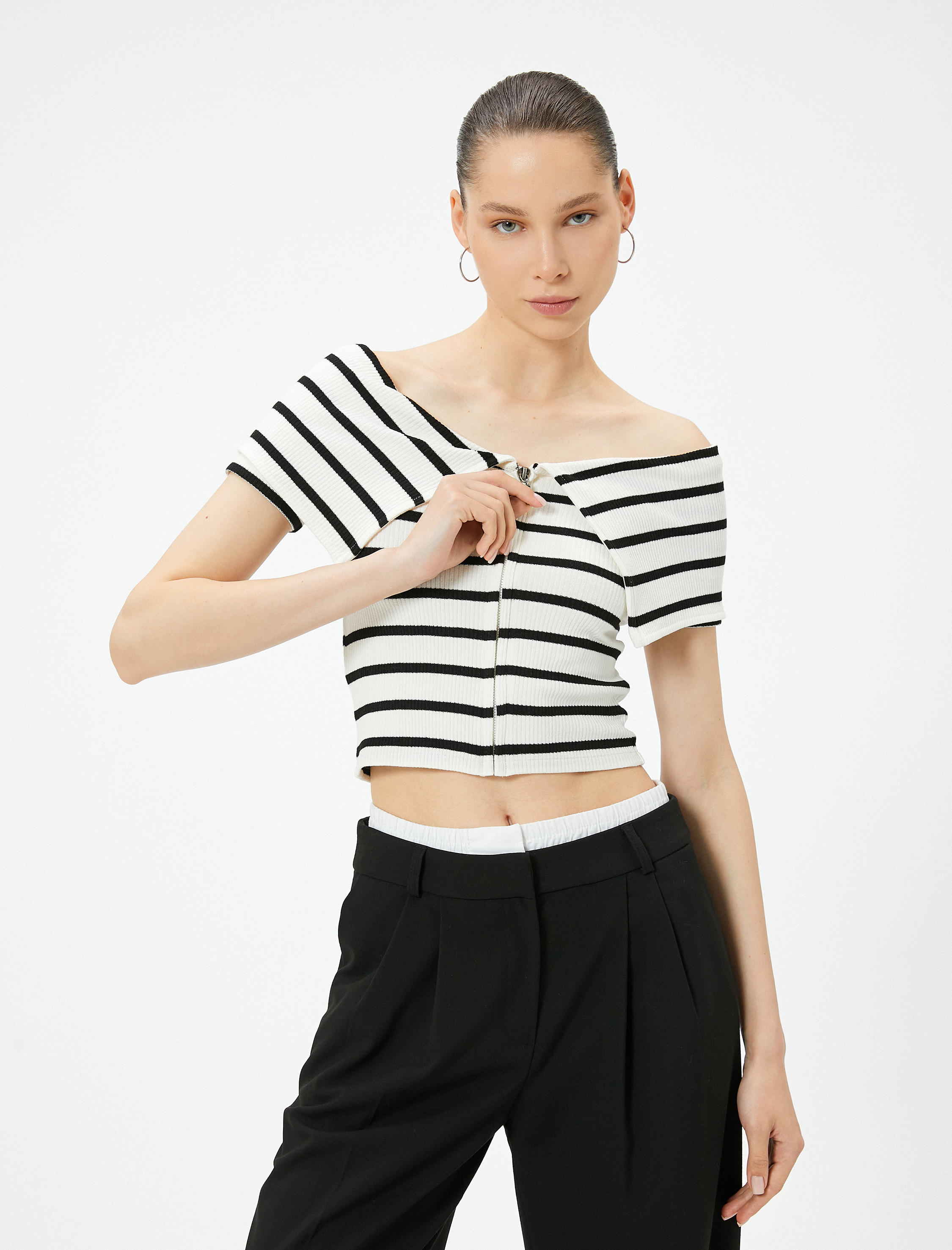 Fermuarlı Omzu Açık Tişört Kat Detaylı Kısa Kollu Viskoz Kumaş Slim Fit