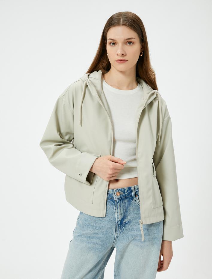  Deri Görünümlü Yağmurluk Kapüşonlu Cep Detaylı Fermuarlı
