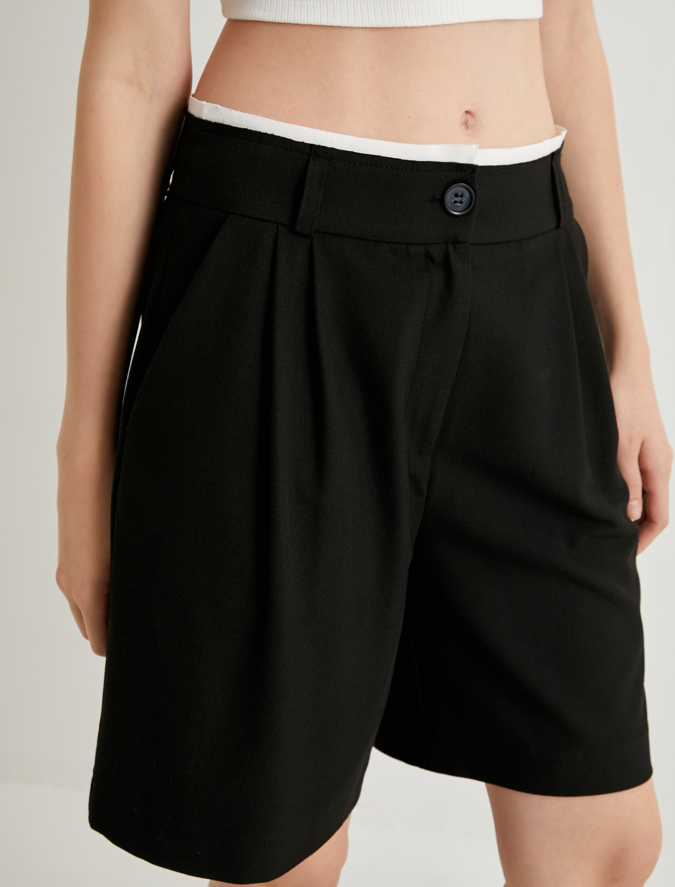   Kumaş Bermuda Şort Pile Detaylı Çift Bel Detaylı Renk Kontrastlı Cepli