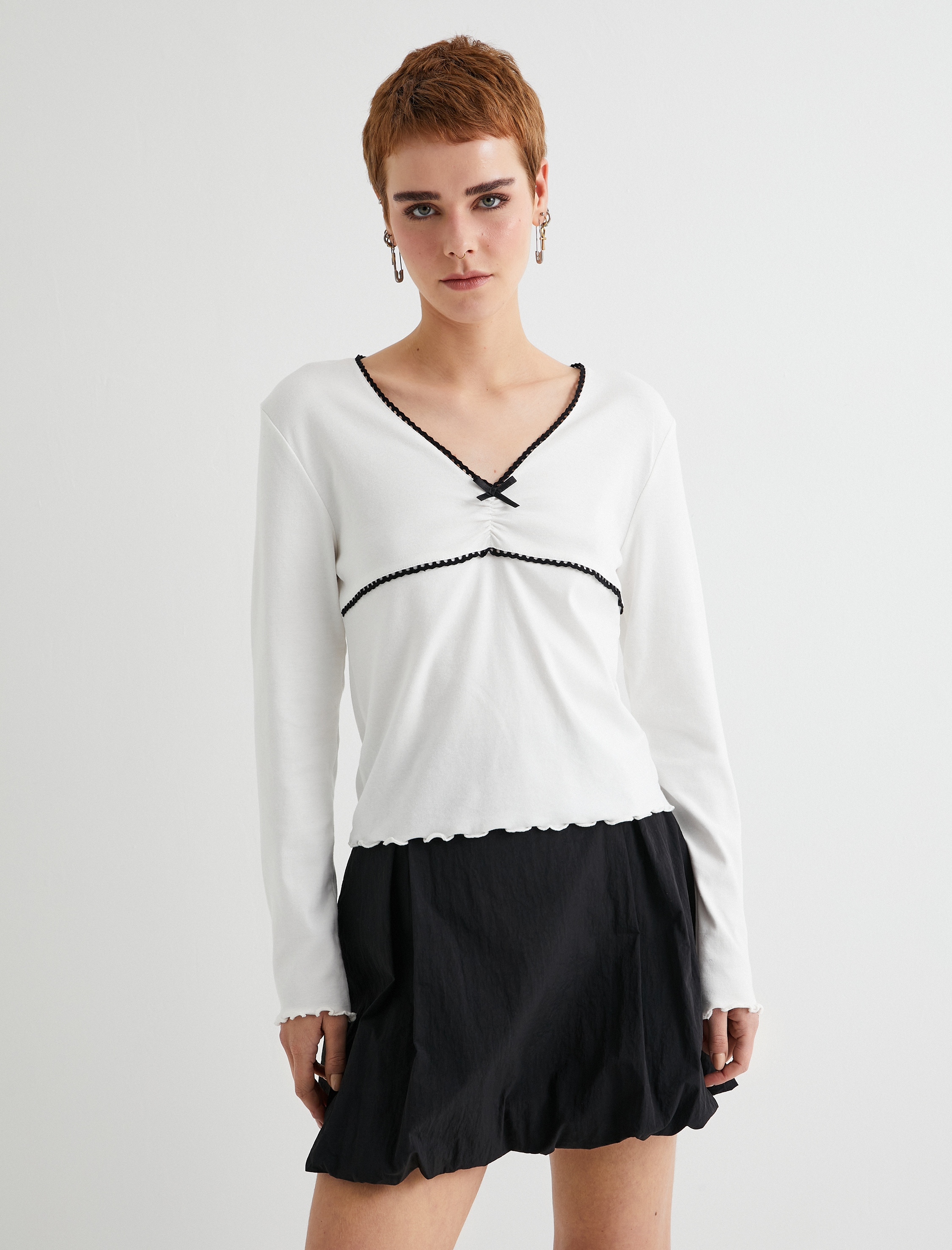   V Yaka Tişört Uzun Kollu Fiyonk ve Drape Detaylı Pamuklu