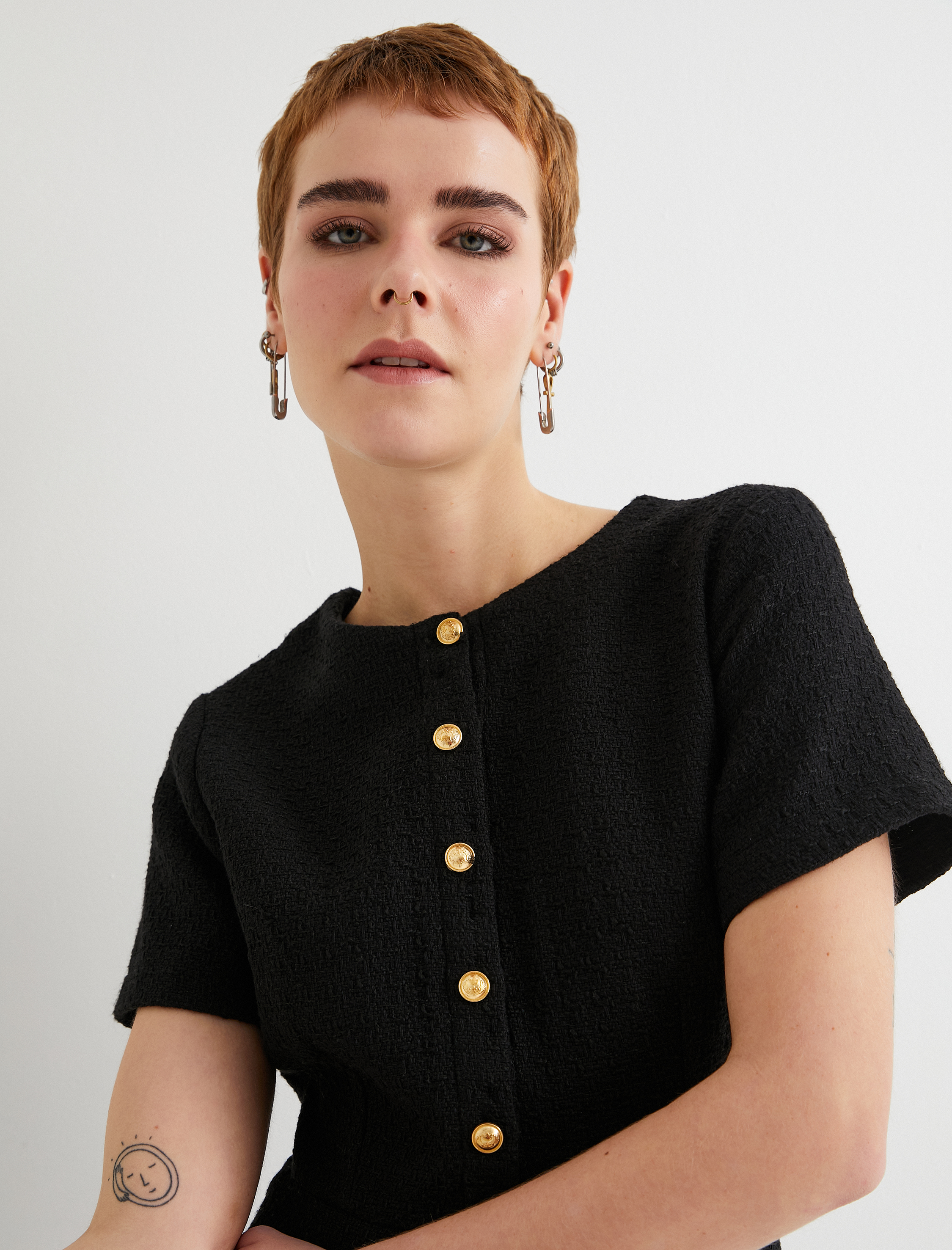 Mini Tüvit Pileli Elbise Altın Düğme Detaylı Pileli Kısa Kollu Yuvarlak Yaka