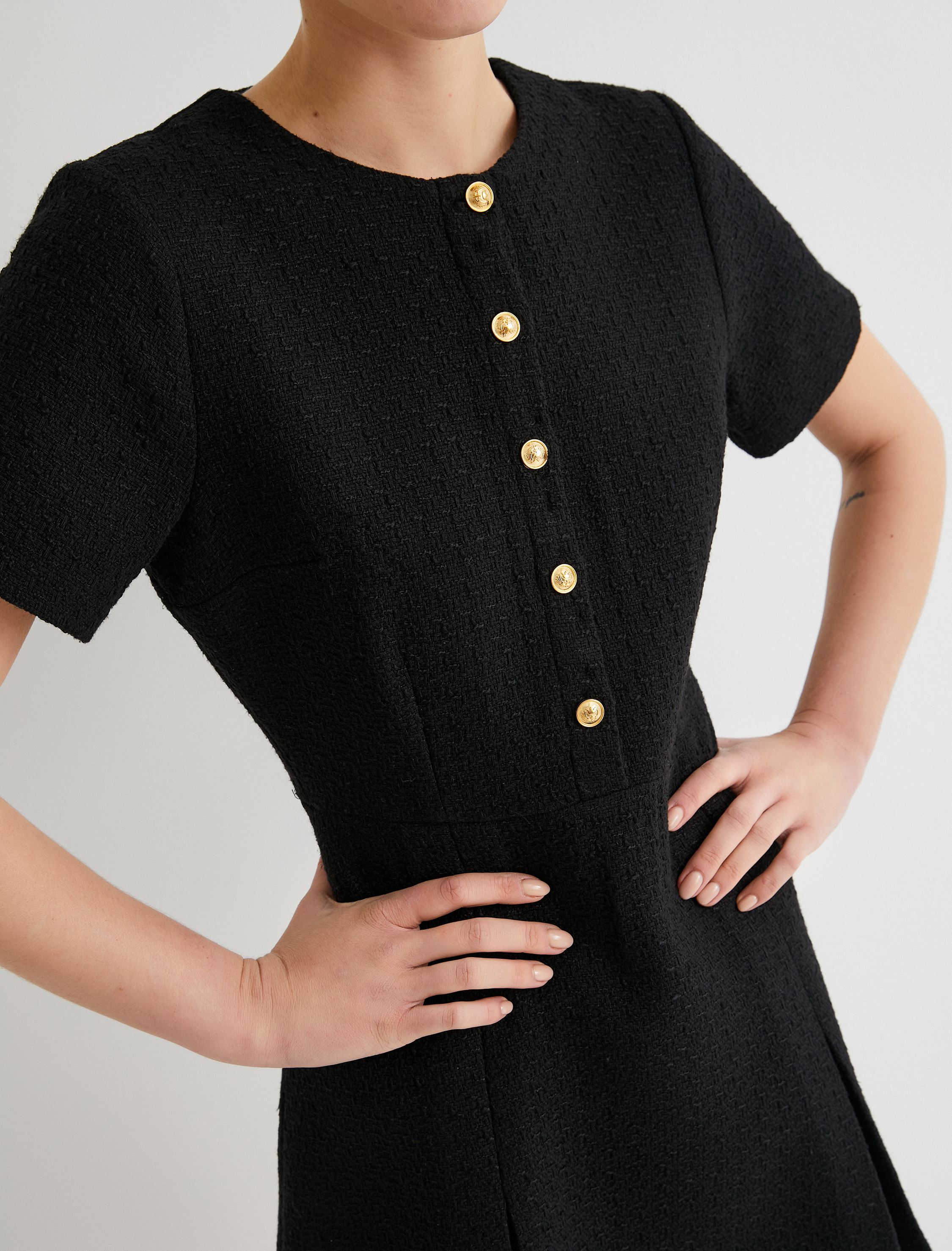 Mini Tüvit Pileli Elbise Altın Düğme Detaylı Pileli Kısa Kollu Yuvarlak Yaka