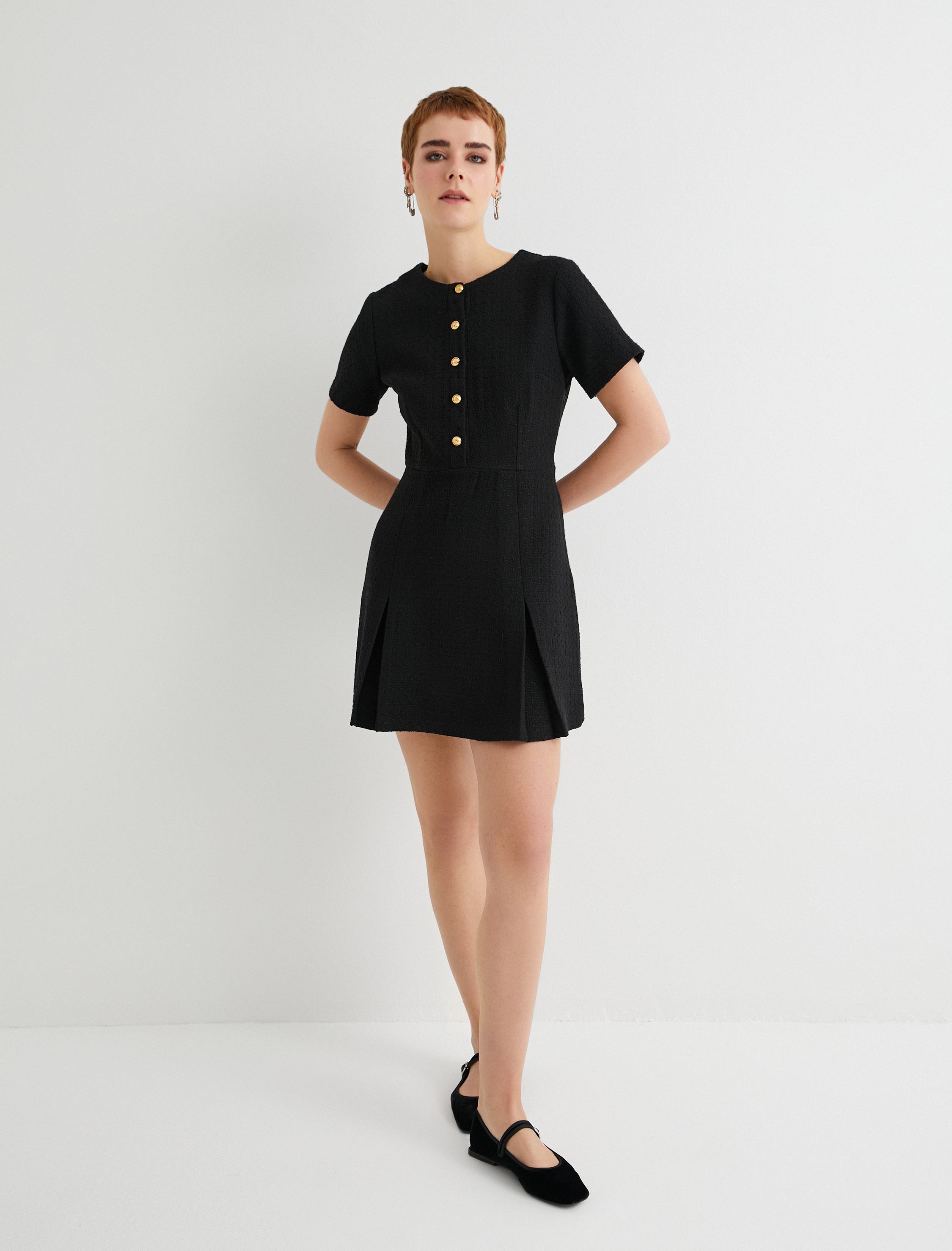 Mini Tüvit Pileli Elbise Altın Düğme Detaylı Pileli Kısa Kollu Yuvarlak Yaka