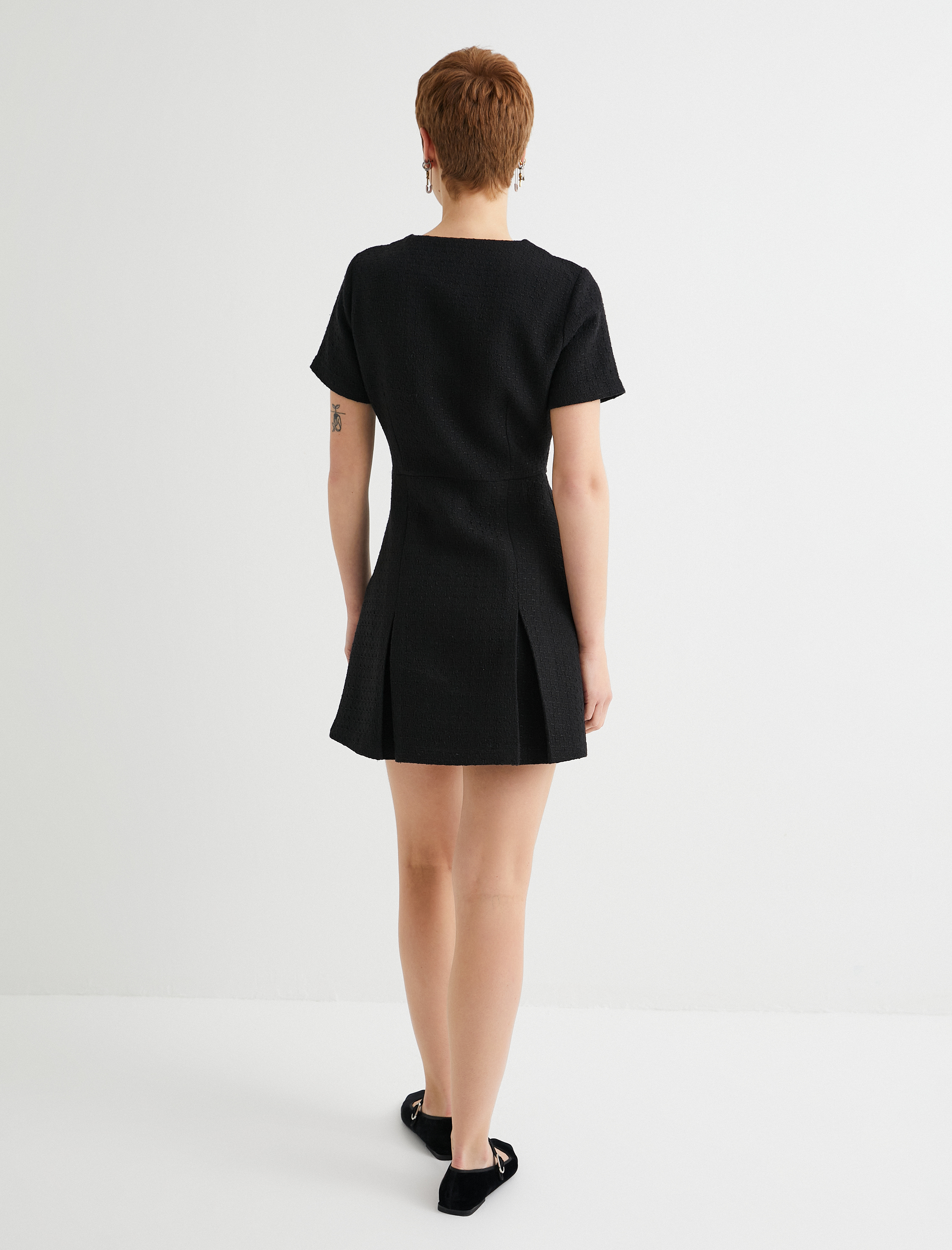 Mini Tüvit Pileli Elbise Altın Düğme Detaylı Pileli Kısa Kollu Yuvarlak Yaka