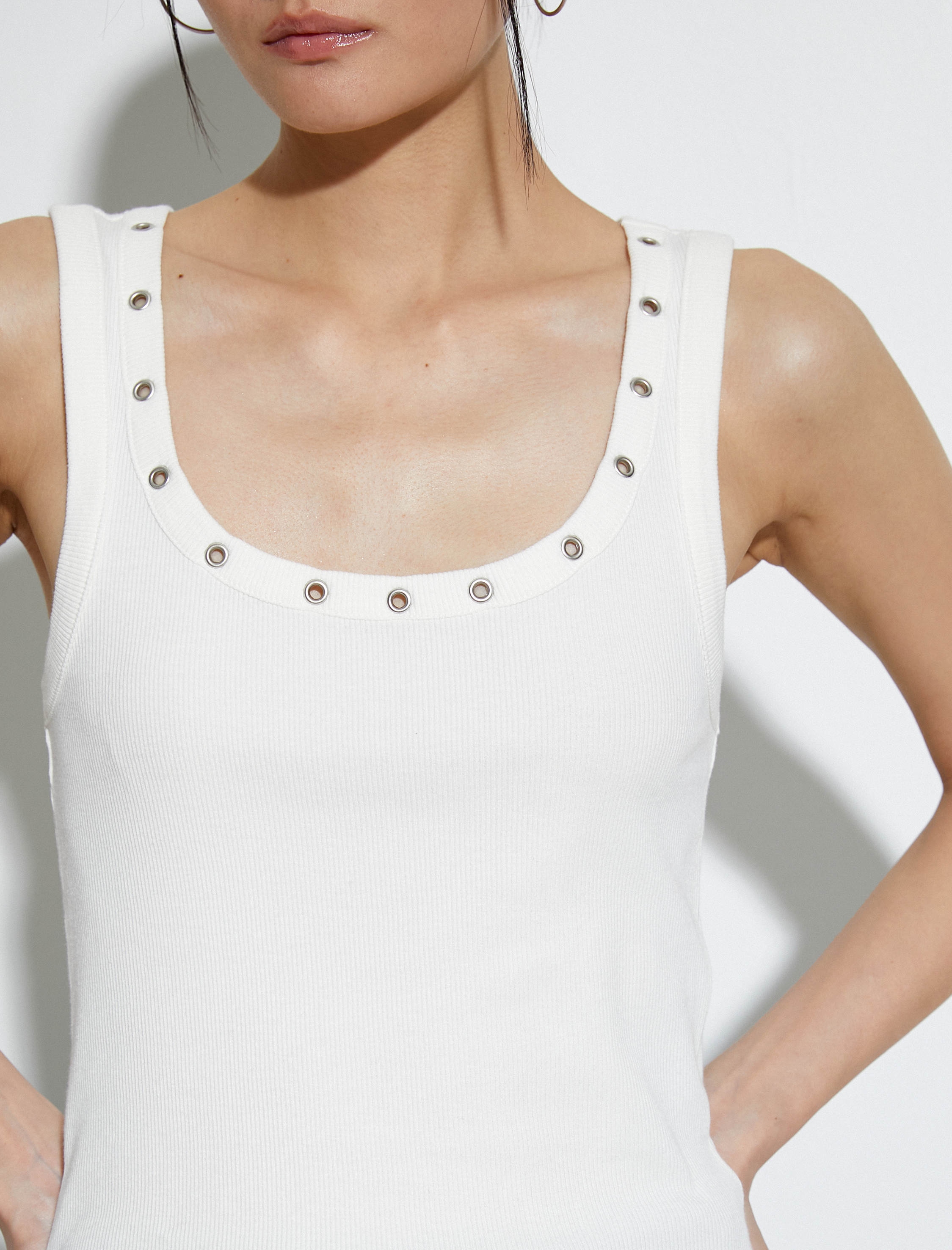   U Yaka Atlet Metal Aksesuar Detaylı Ribanalı Pamuklu