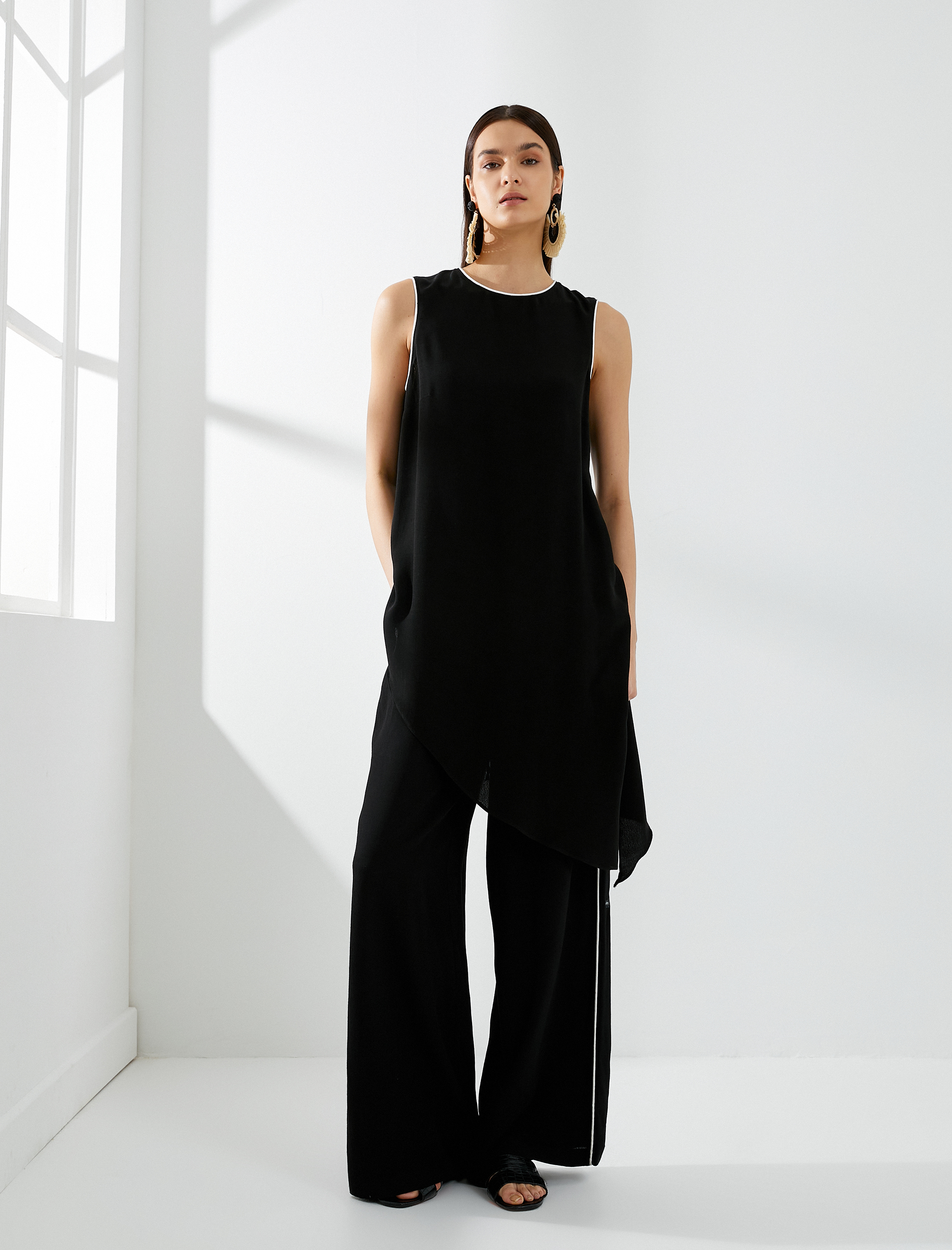   Asimetrik Bluz Kolsuz Kontrast Biye Detaylı