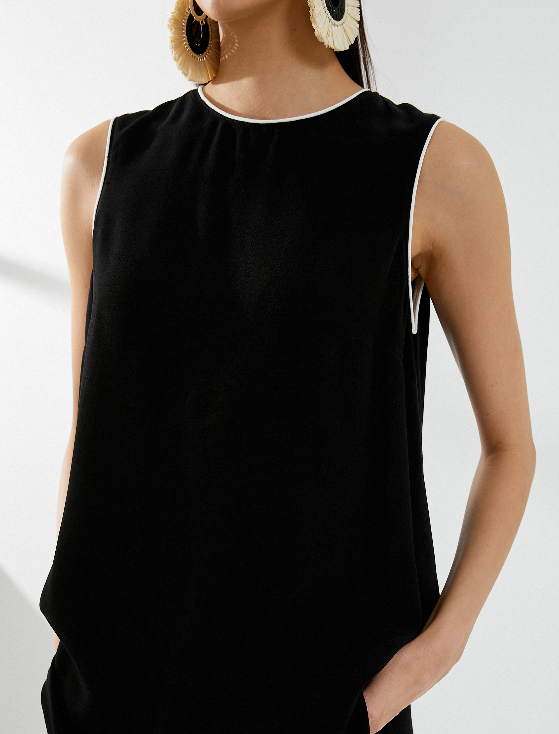   Asimetrik Bluz Kolsuz Kontrast Biye Detaylı