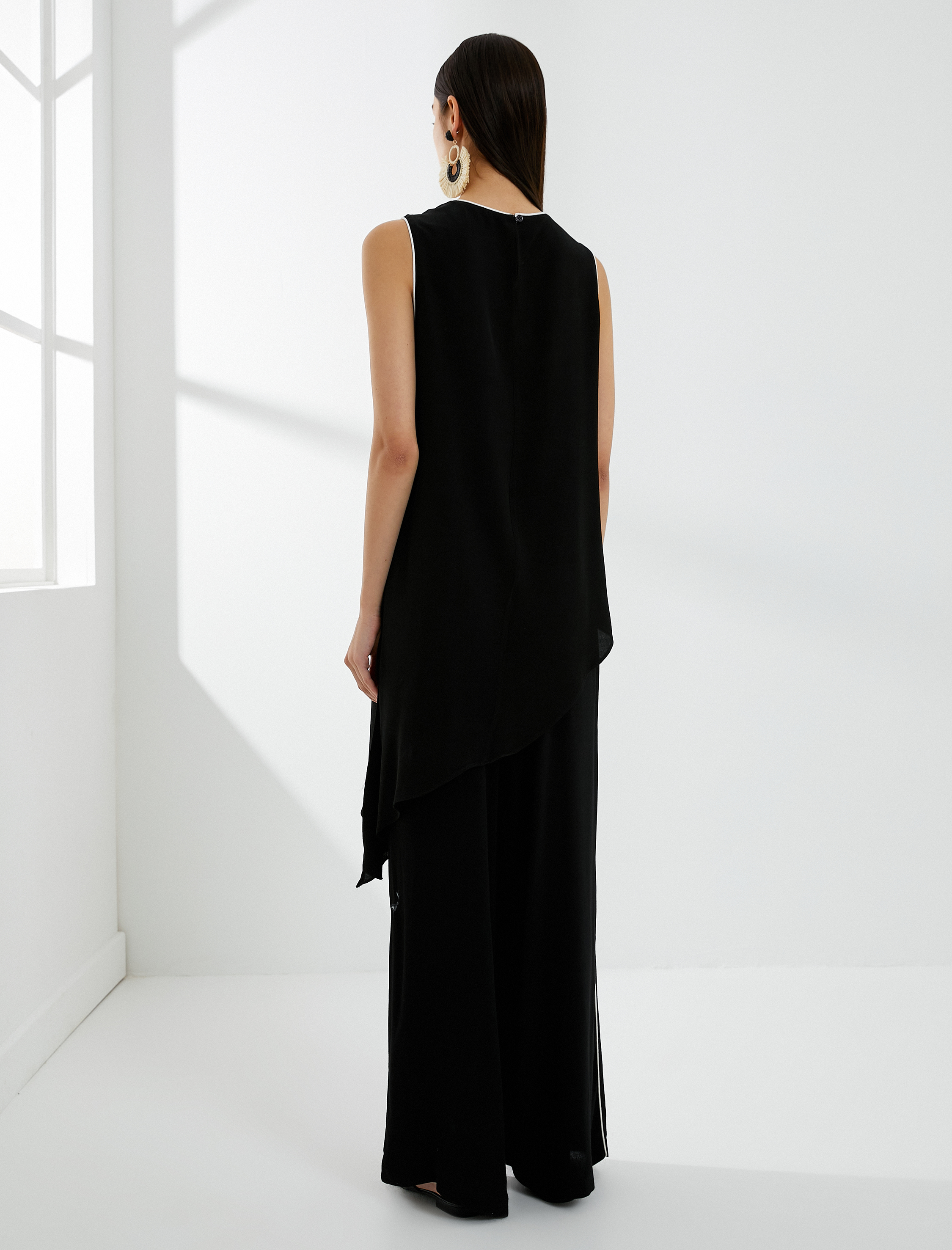   Asimetrik Bluz Kolsuz Kontrast Biye Detaylı