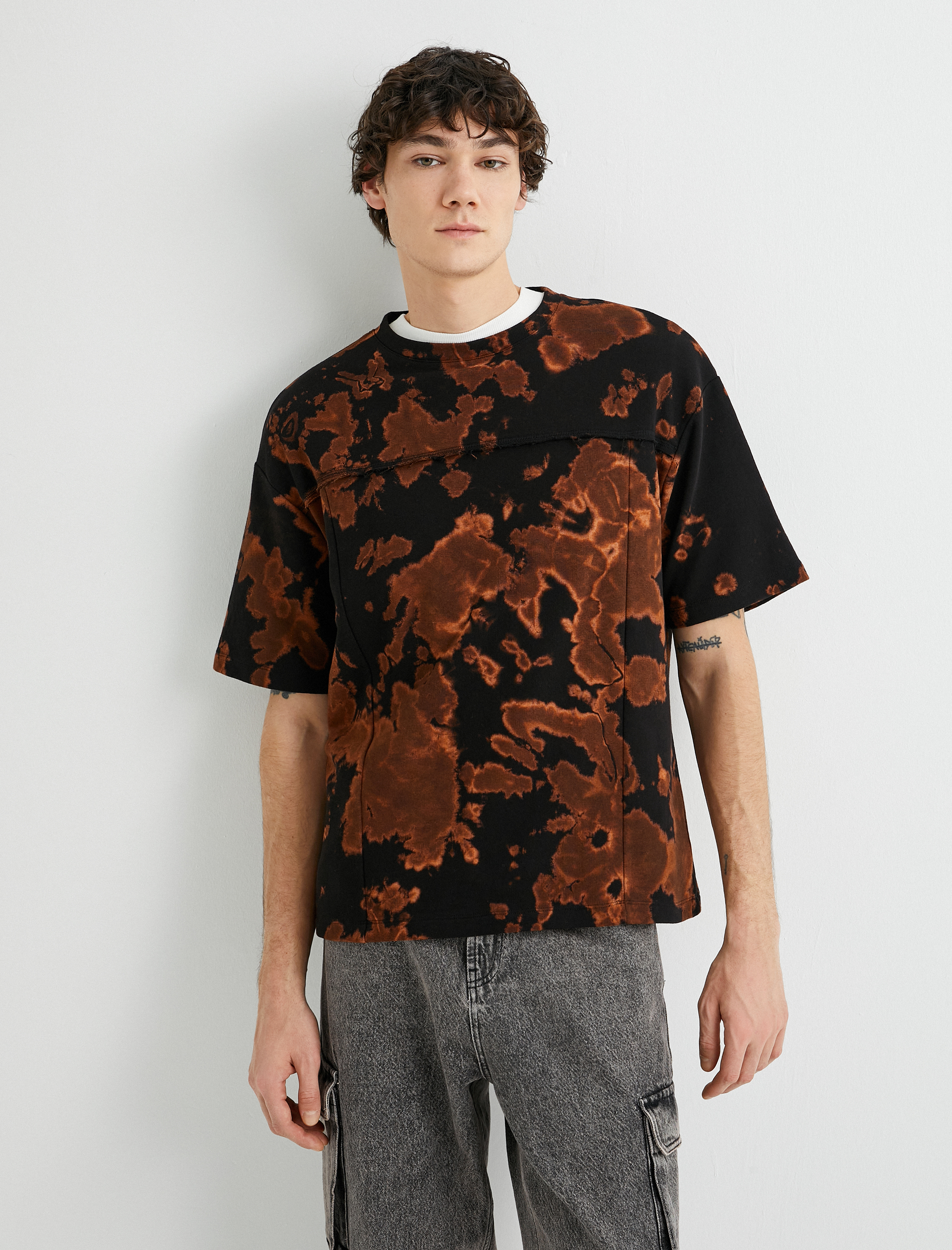   Soyut Baskılı Tişört Rahat Kesim Dikiş Detaylı Bisiklet Yaka