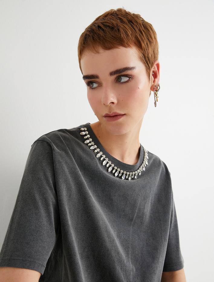  Yakası Taşlı Tişört Kısa Kollu Bisiklet Yaka Soluk Efektli Rahat Kalıp