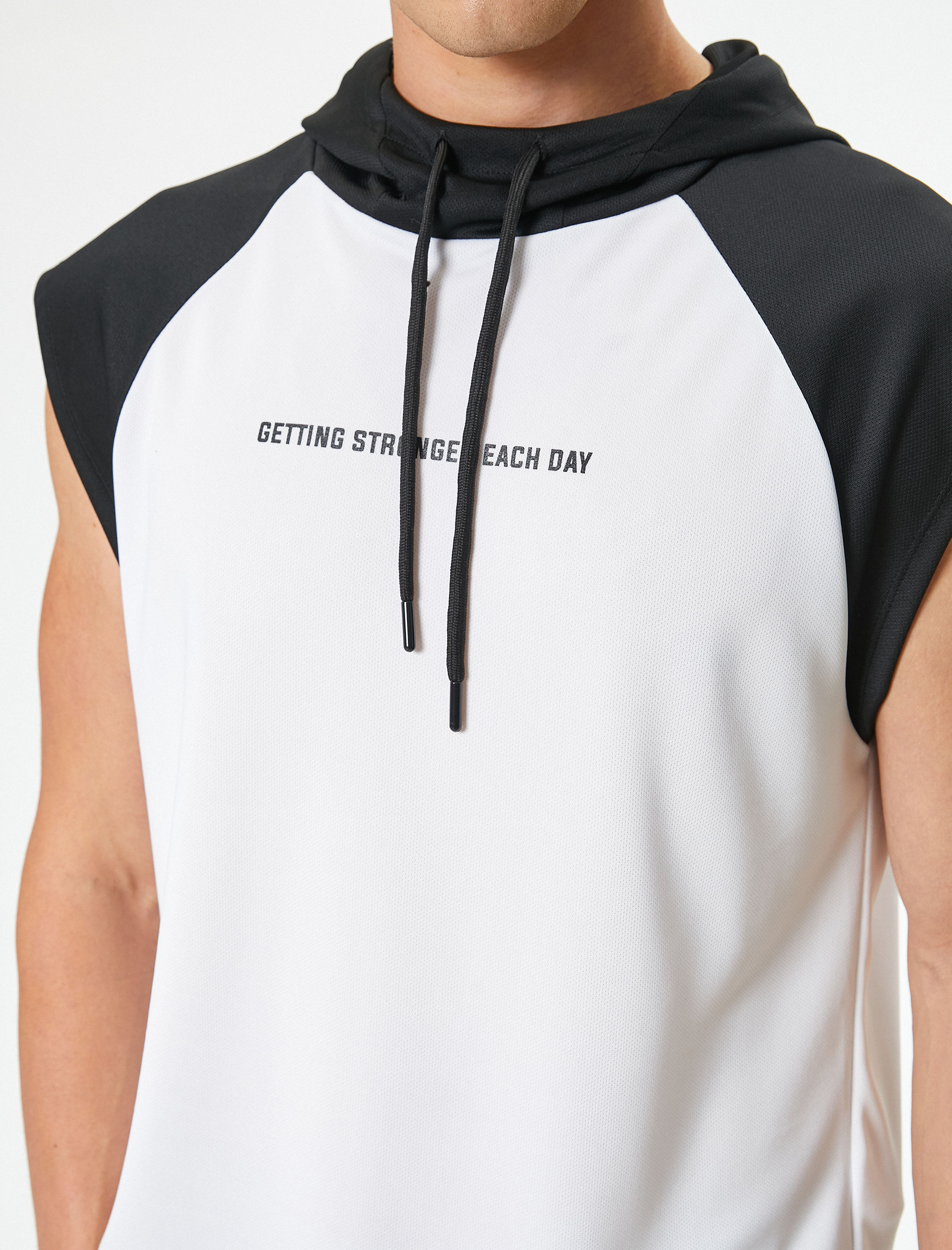   Sporcu Atleti Kapşonlu Slogan Baskılı Reglan Kol Detaylı