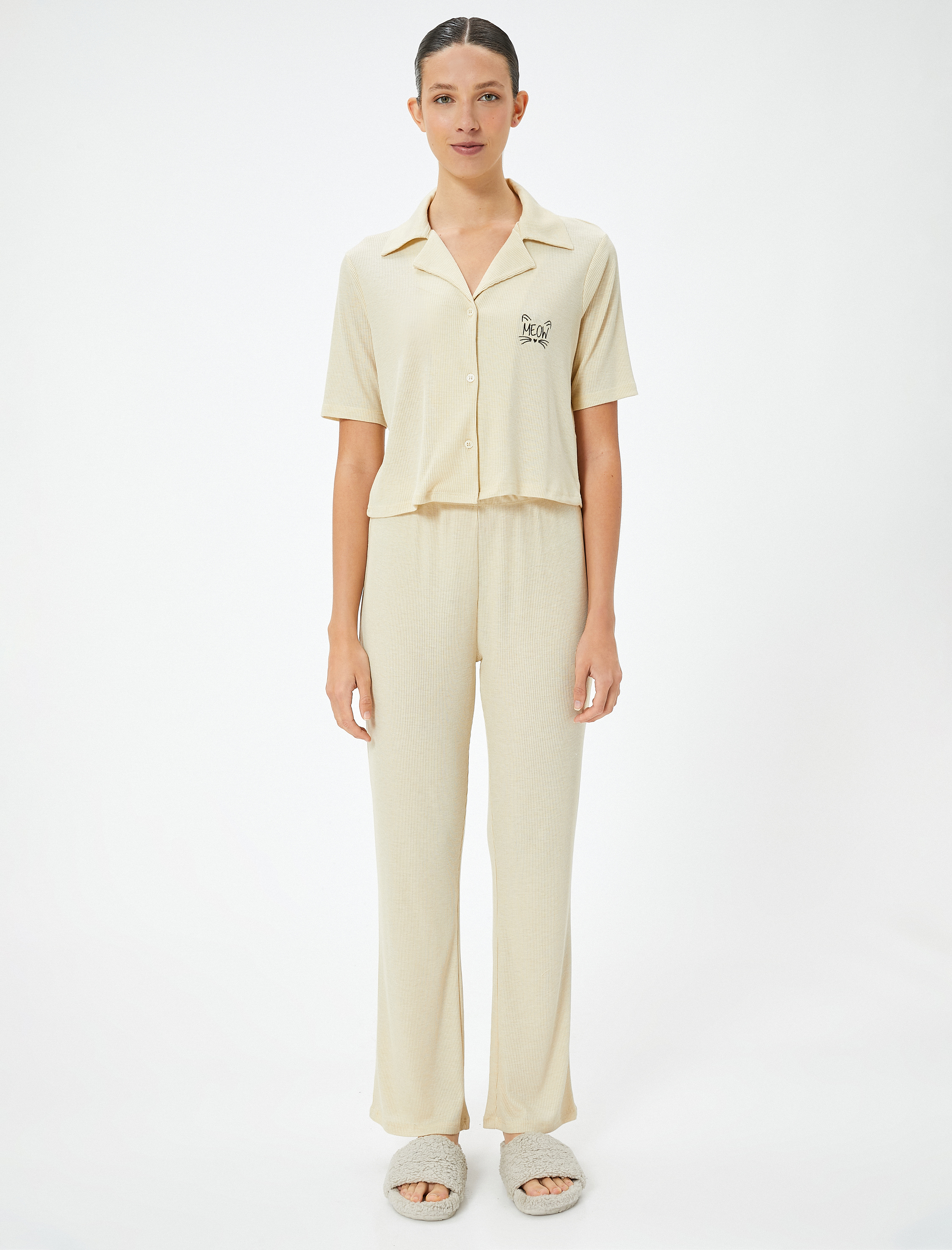   Pijama Takımı Fitilli Kısa Kollu Düğmeli Nakış Detaylı