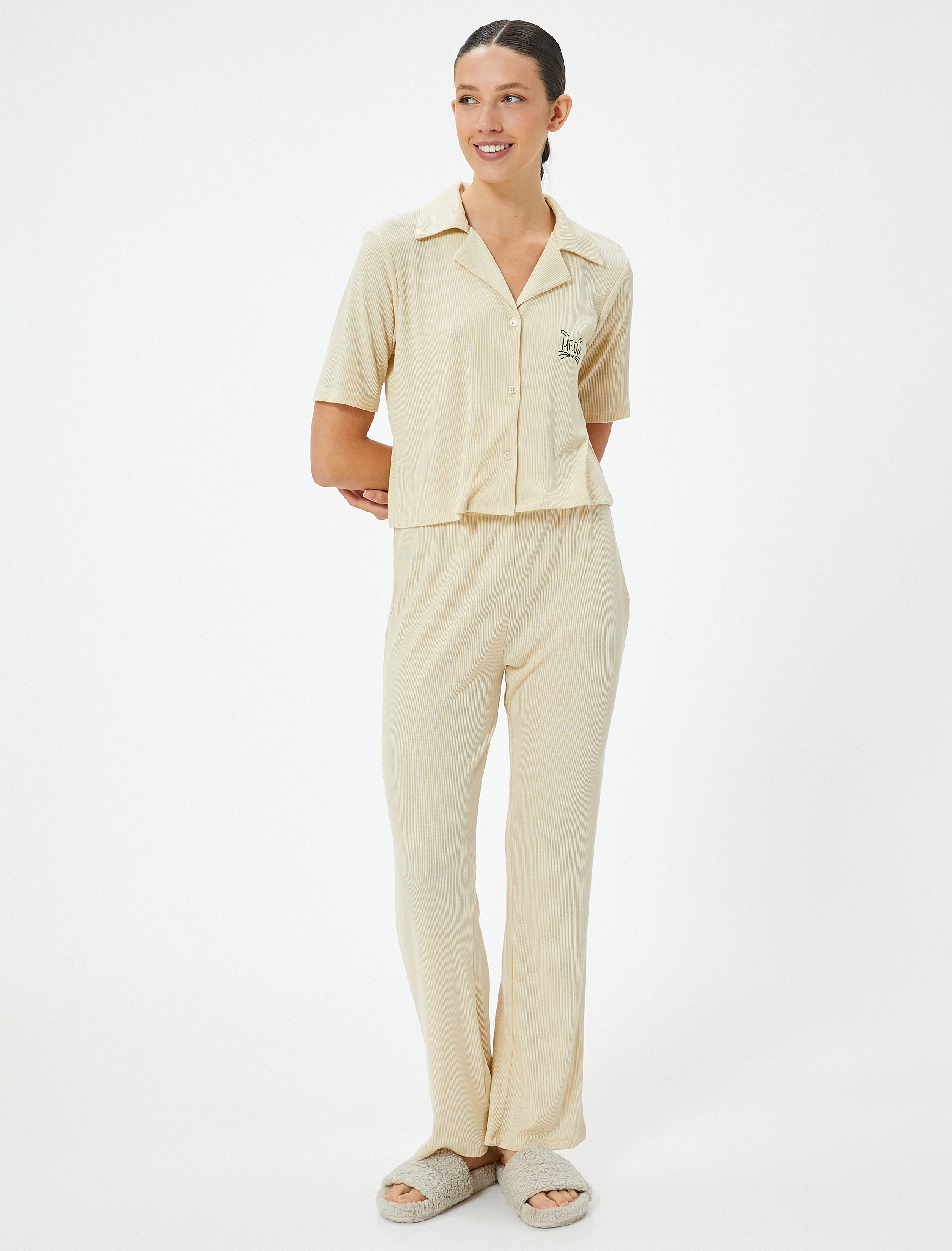   Pijama Takımı Fitilli Kısa Kollu Düğmeli Nakış Detaylı