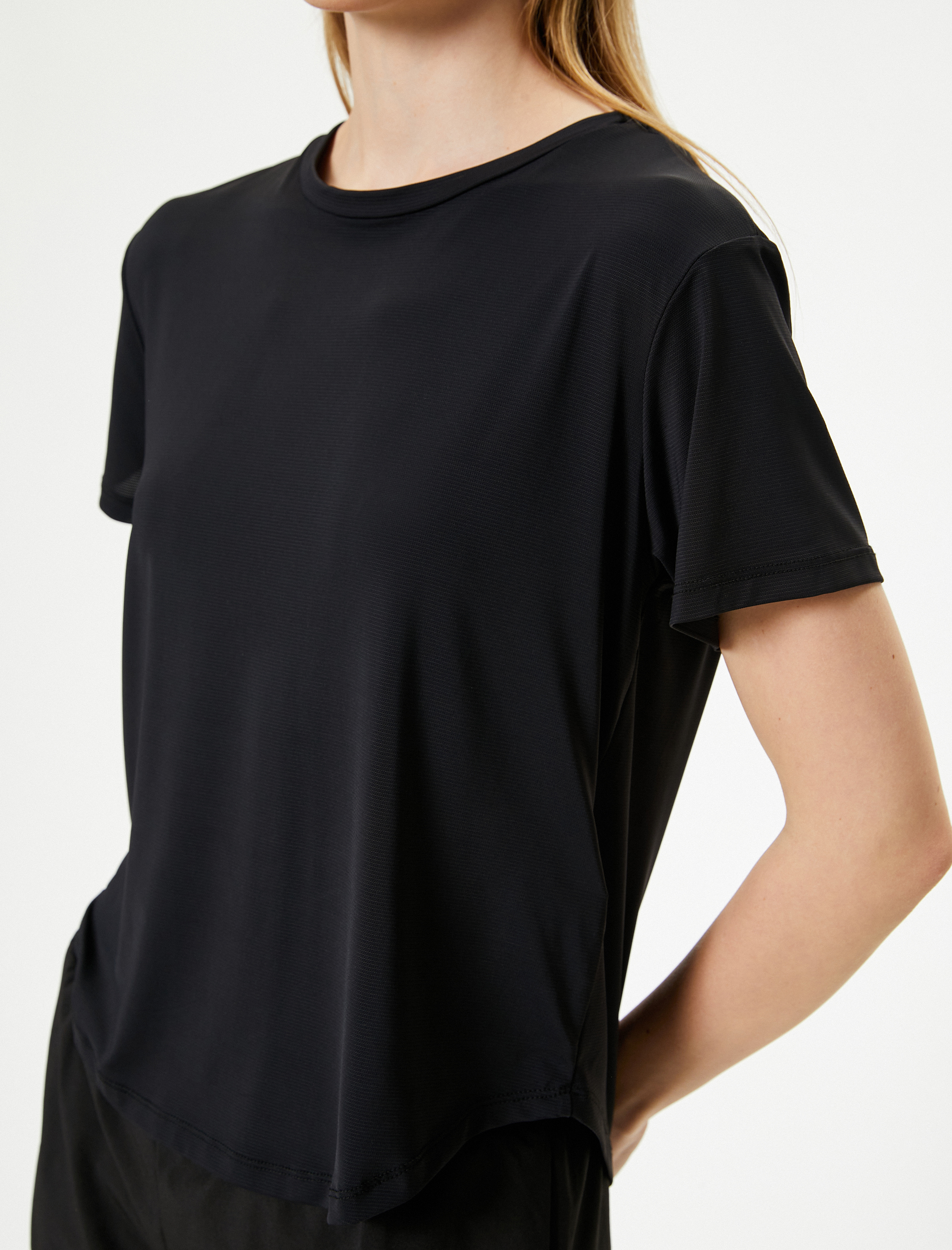   Arkası Pencere Detaylı Spor Tişört Kısa Kollu Bisiklet Yaka Rahat Kalıp