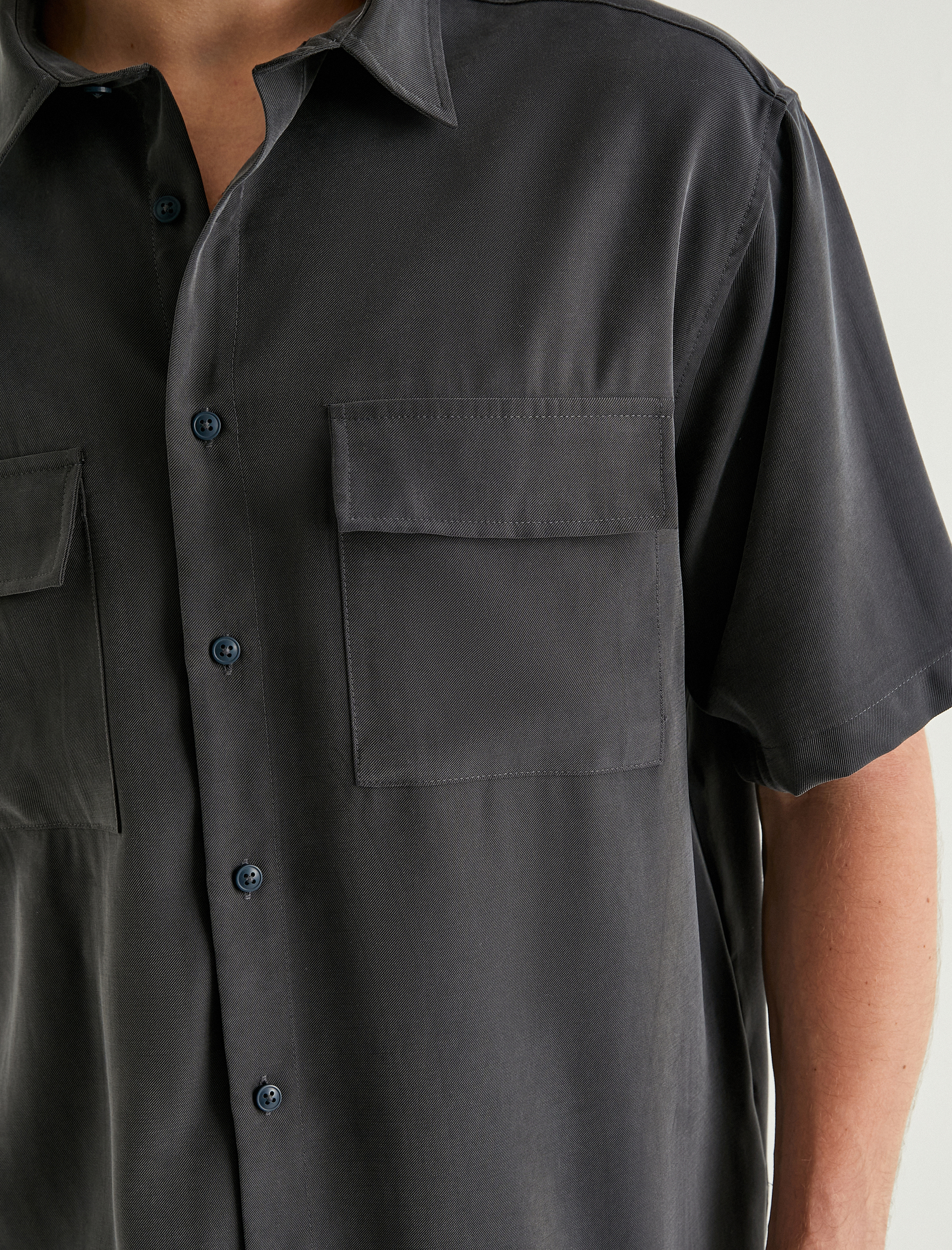   Kısa Kollu Gömlek Düğmeli Kapaklı Cep Detaylı Viskoz Kumaş Regular Fit