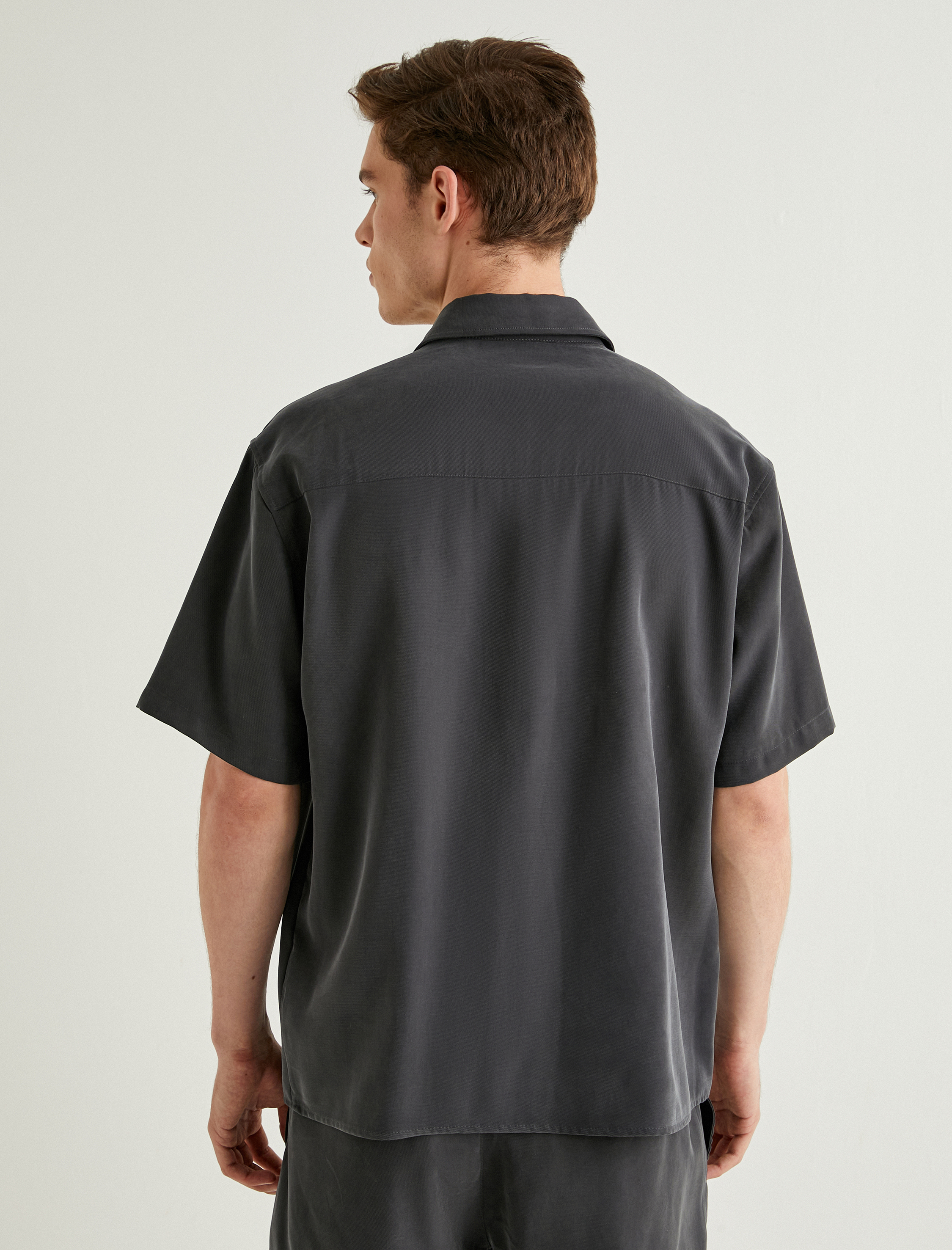   Kısa Kollu Gömlek Düğmeli Kapaklı Cep Detaylı Viskoz Kumaş Regular Fit