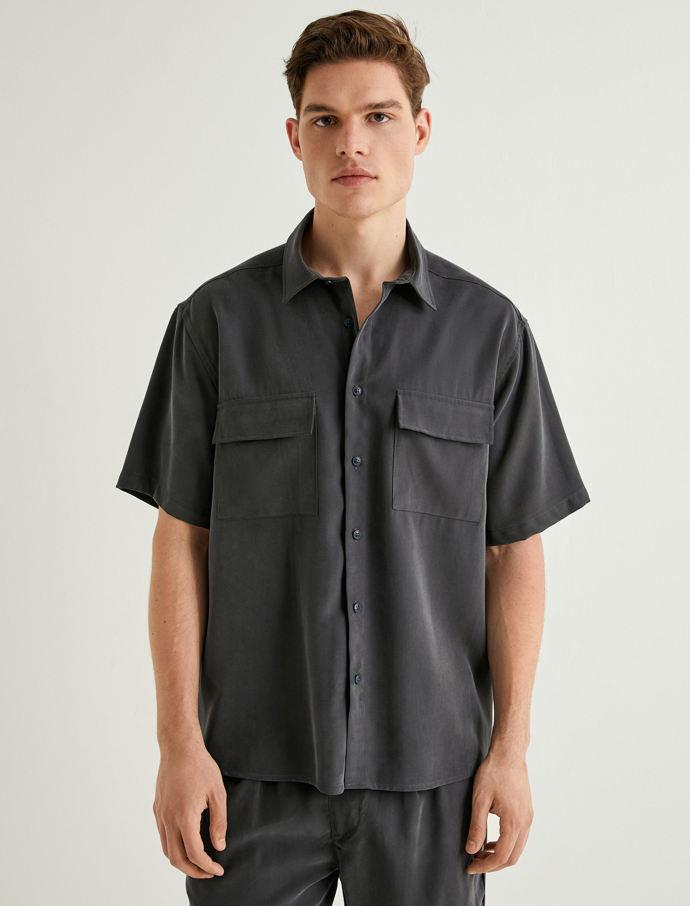   Kısa Kollu Gömlek Düğmeli Kapaklı Cep Detaylı Viskoz Kumaş Regular Fit