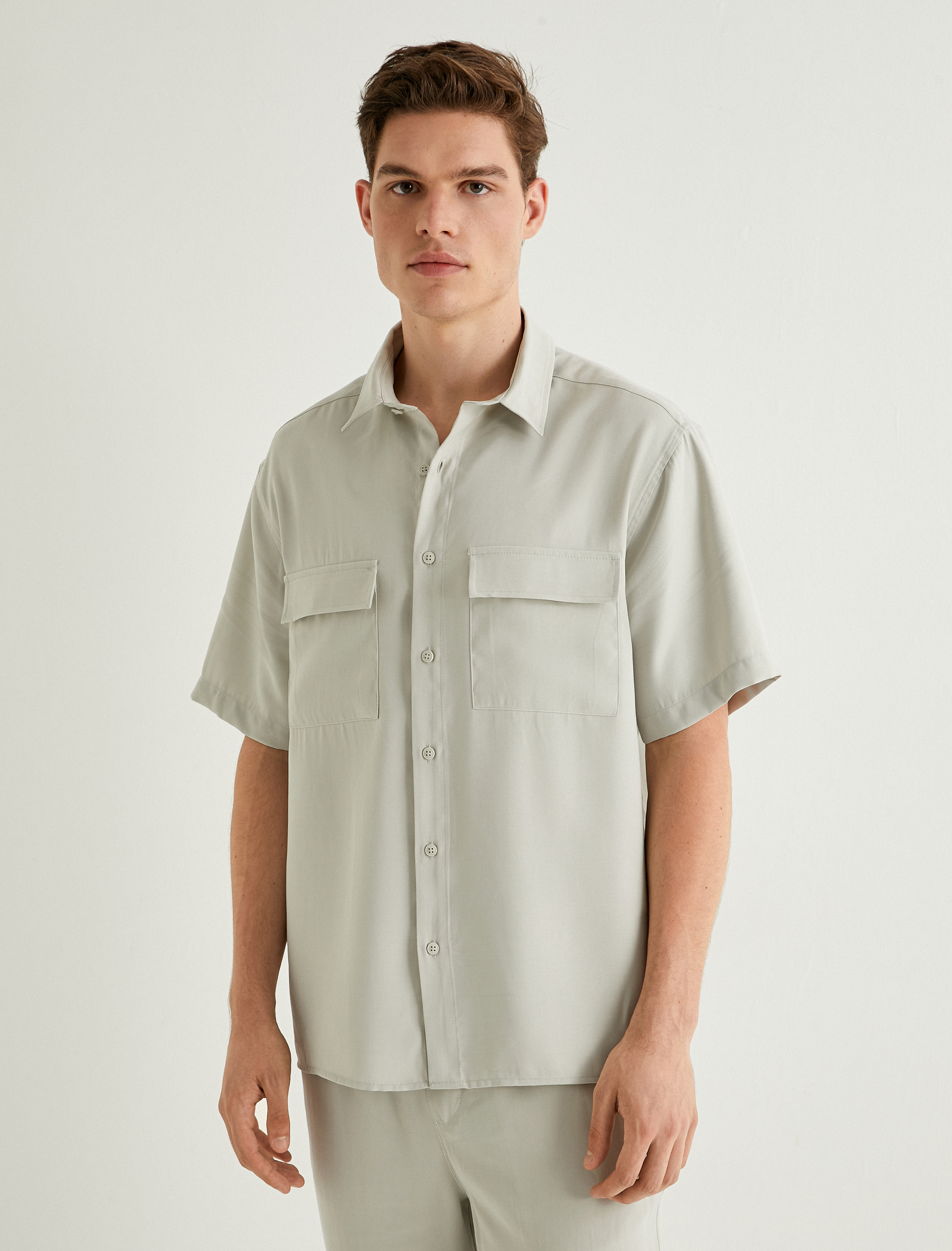   Kısa Kollu Gömlek Düğmeli Kapaklı Cep Detaylı Viskoz Kumaş Regular Fit