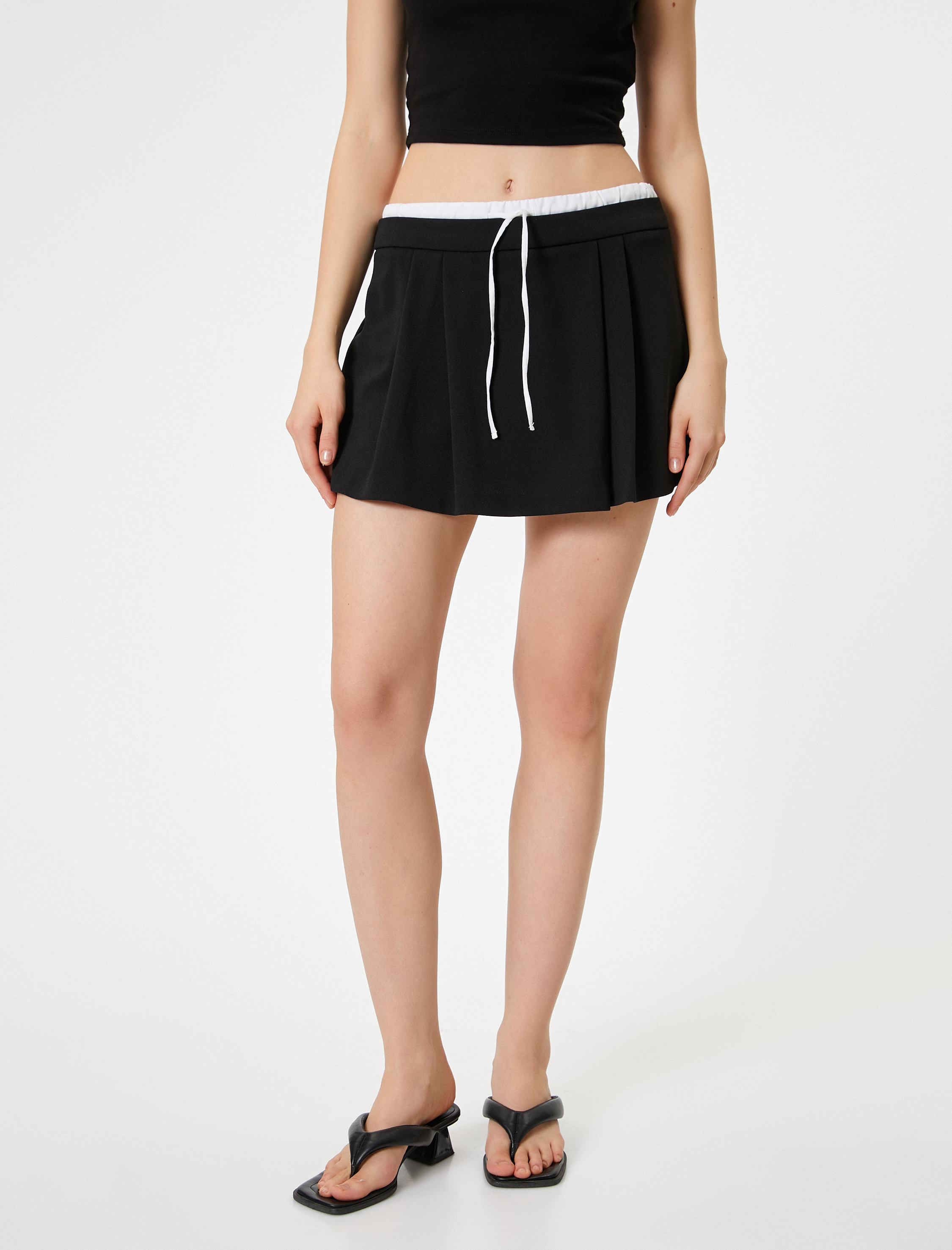   Mini Şort Etek Pileli Rahat Kesim Bağcık Detaylı