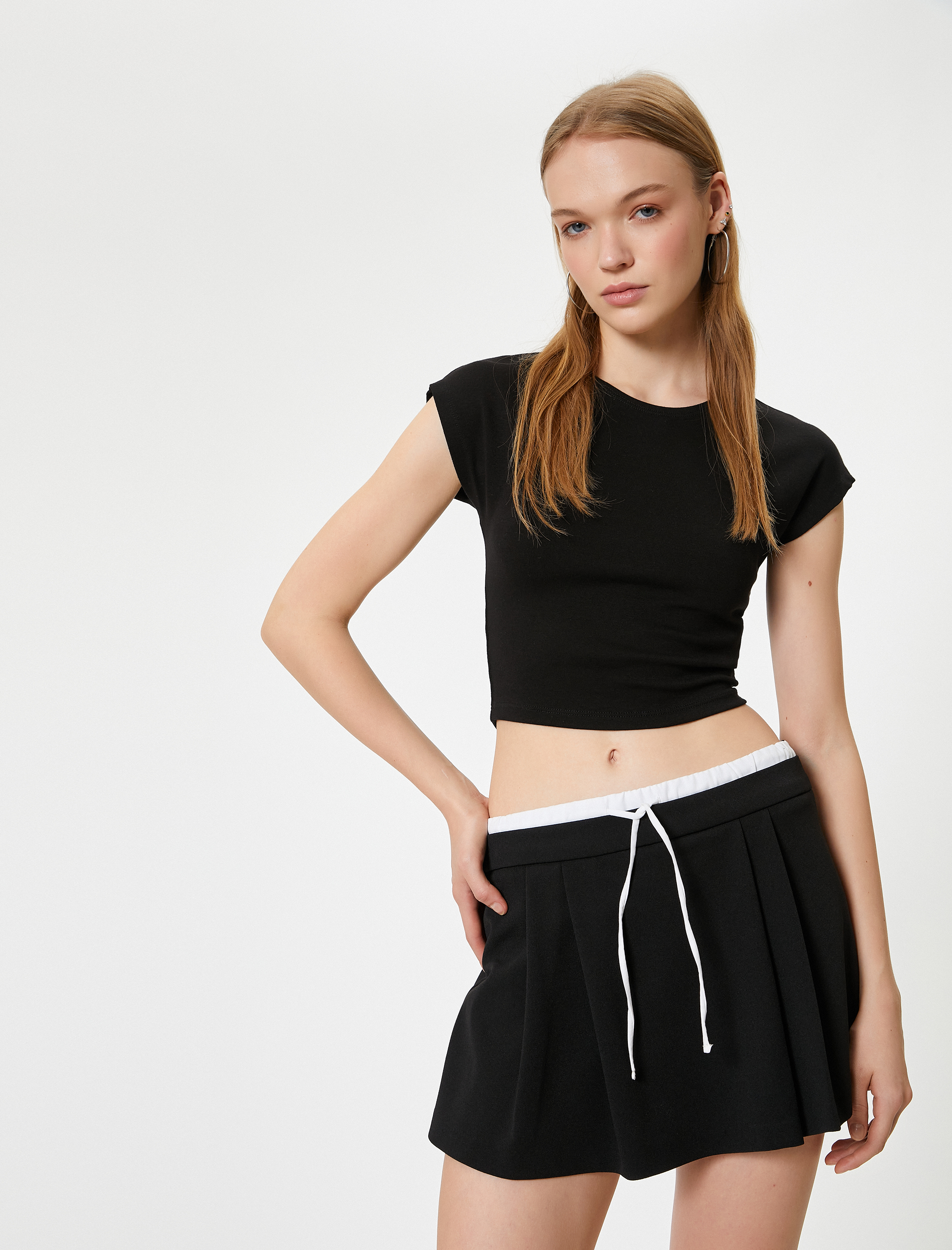   Mini Şort Etek Pileli Rahat Kesim Bağcık Detaylı