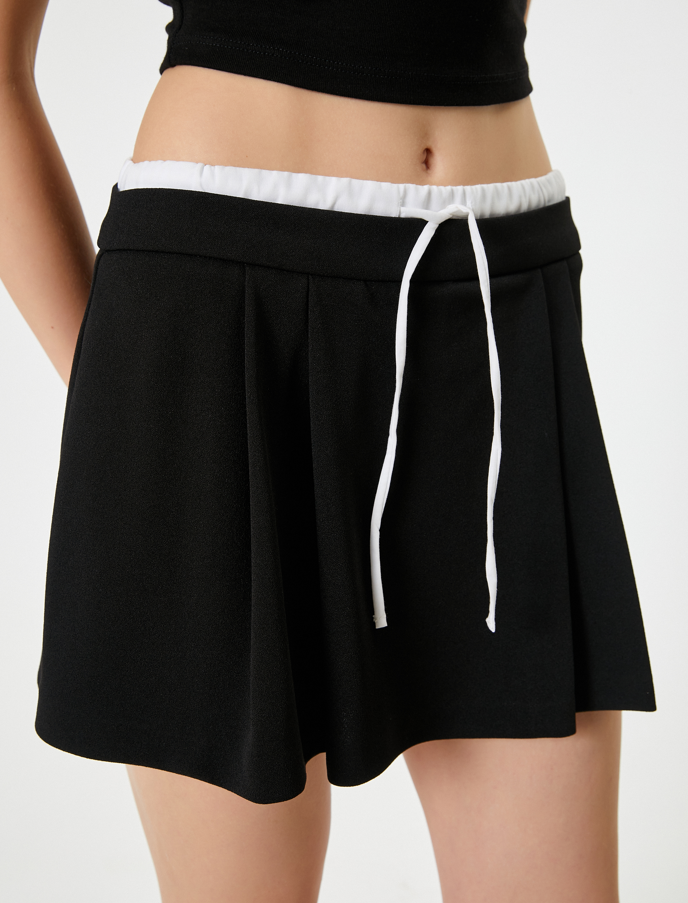   Mini Şort Etek Pileli Rahat Kesim Bağcık Detaylı