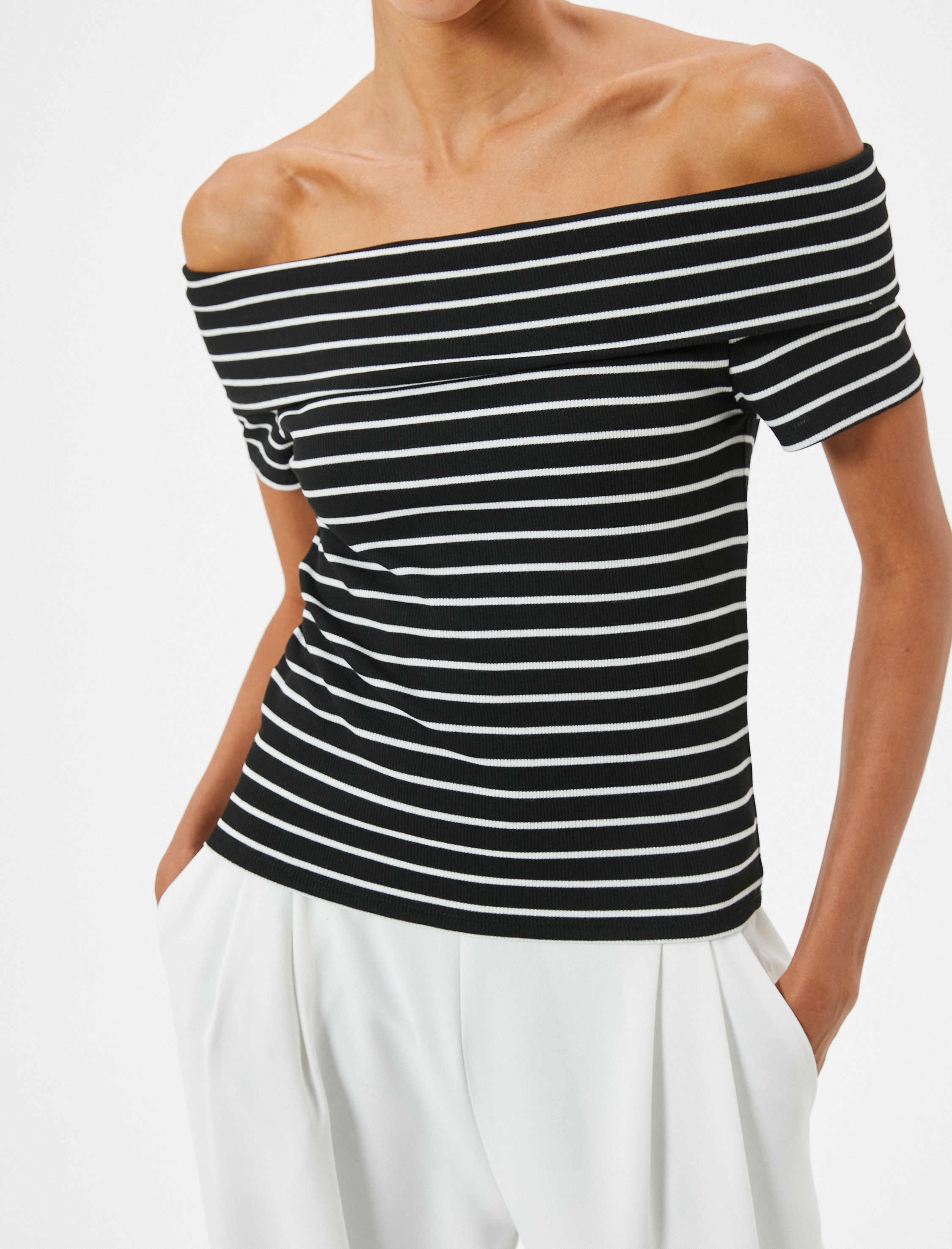   Madonna Yaka Omzu Açık Tişört Kısa Kollu Kat Detaylı