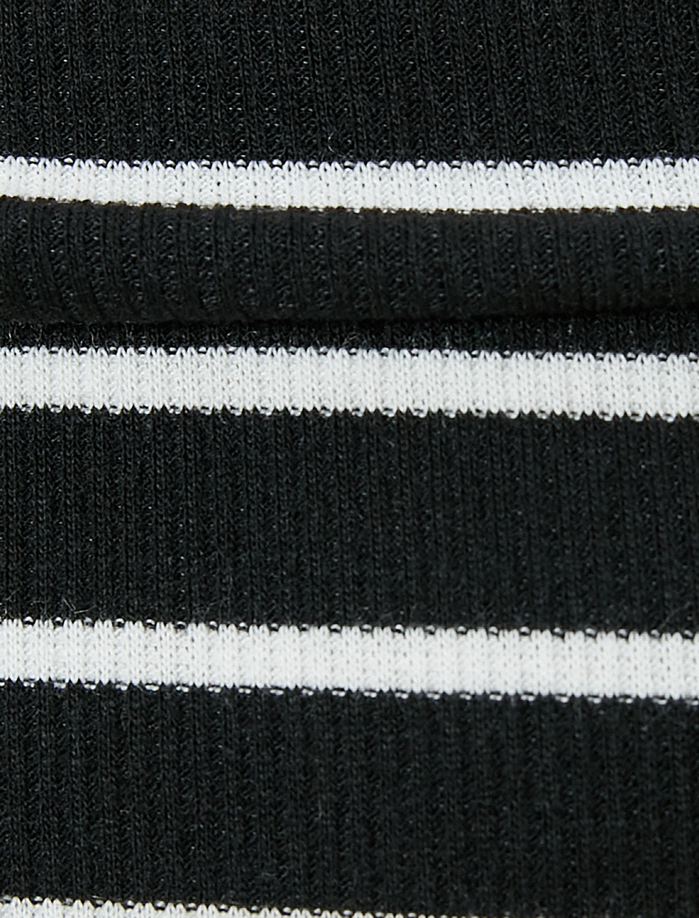   Madonna Yaka Omzu Açık Tişört Kısa Kollu Kat Detaylı