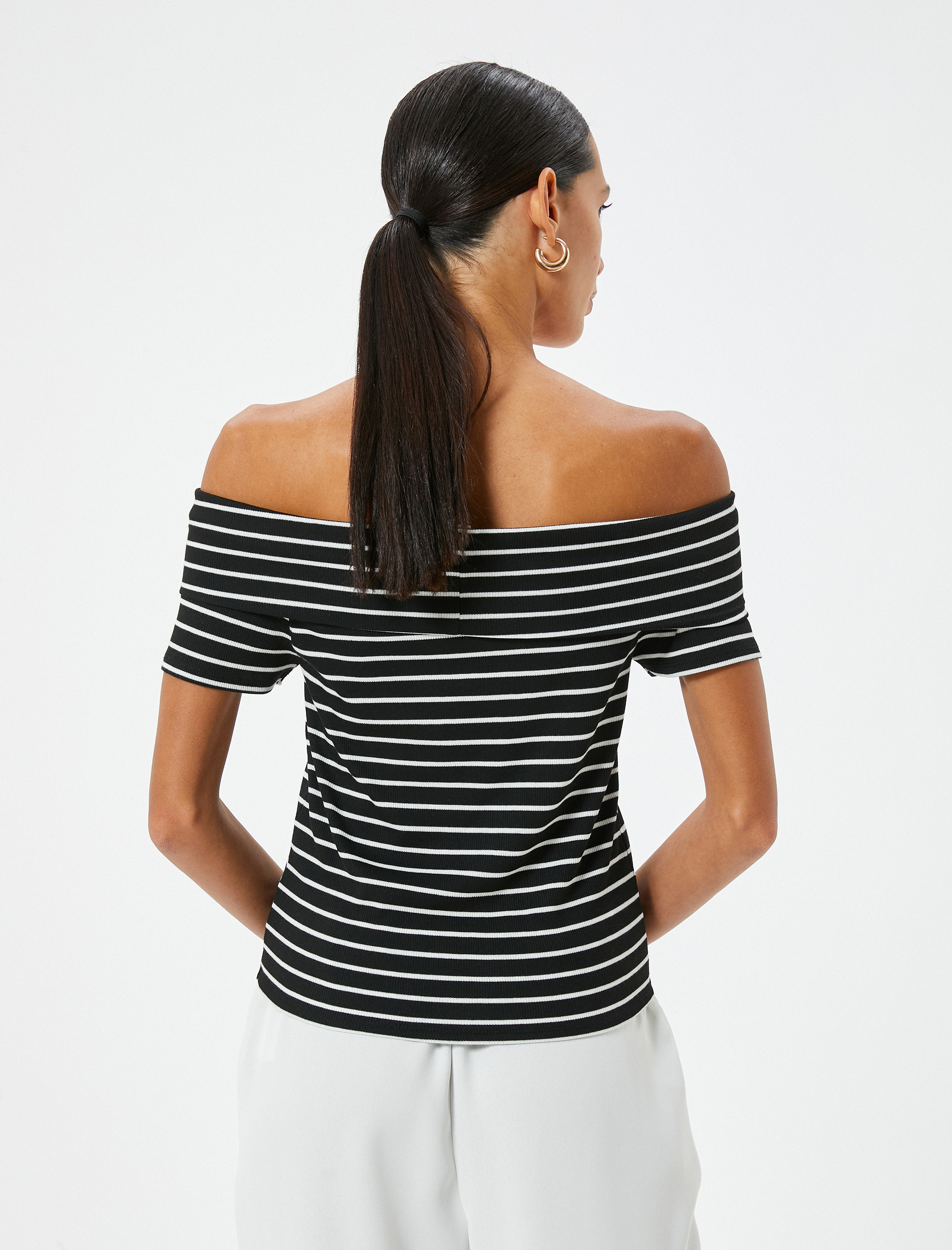   Madonna Yaka Omzu Açık Tişört Kısa Kollu Kat Detaylı