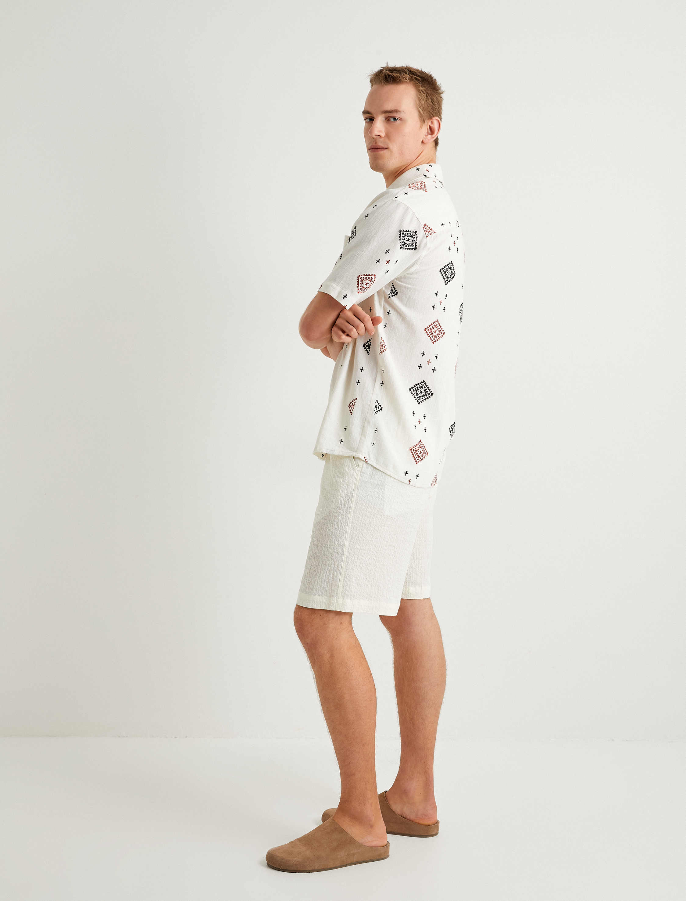   Kısa Kollu Gömlek Vintage Desenli Düğmeli Yaka Detaylı Regular Fit