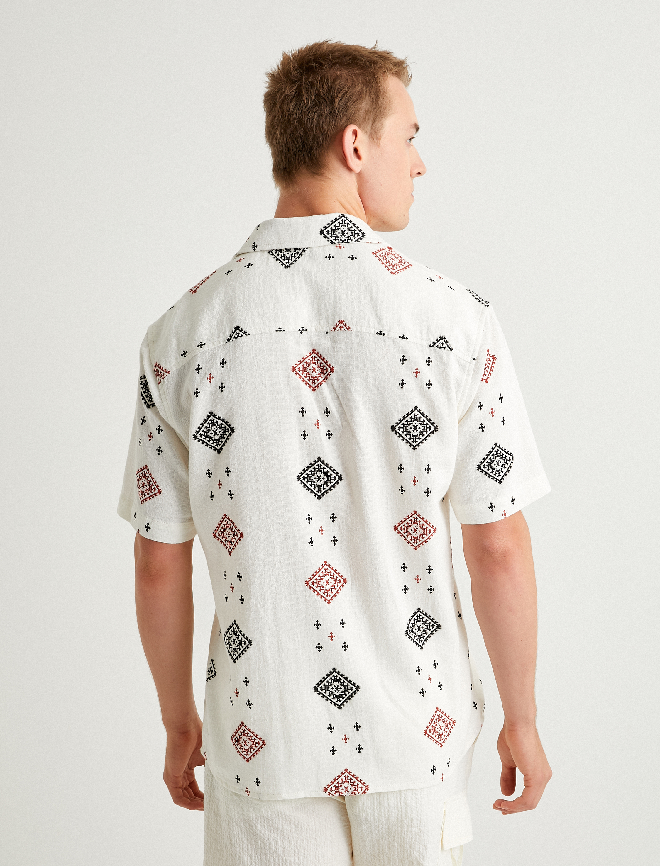   Kısa Kollu Gömlek Vintage Desenli Düğmeli Yaka Detaylı Regular Fit