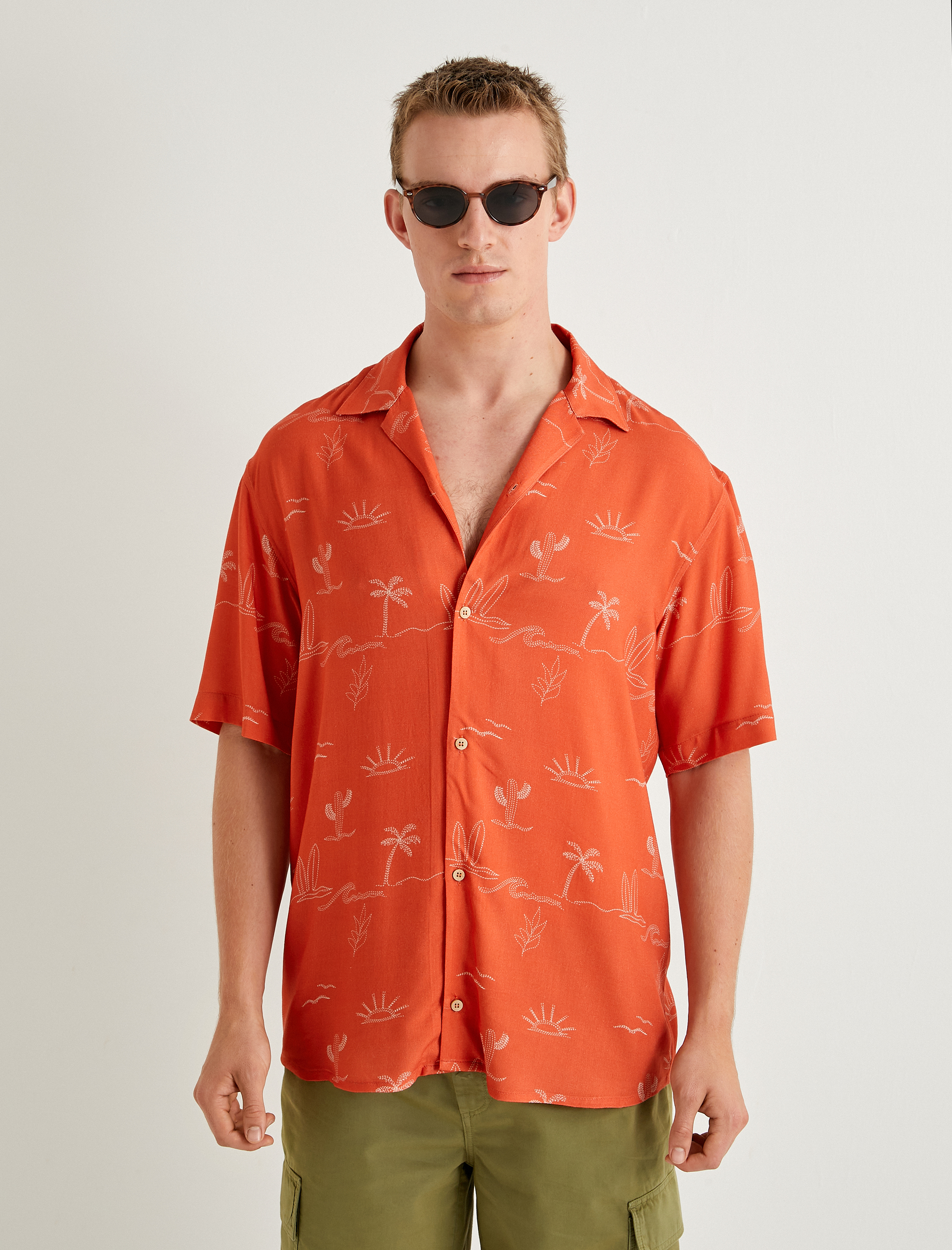Hawaii Gömlek Kısa Kollu Desenli Düğmeli Yaka Detaylı Viskon Regular Fit