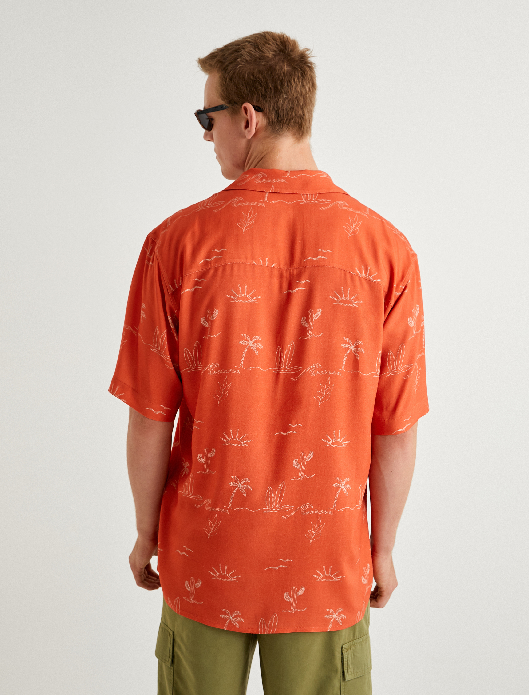 Hawaii Gömlek Kısa Kollu Desenli Düğmeli Yaka Detaylı Viskon Regular Fit