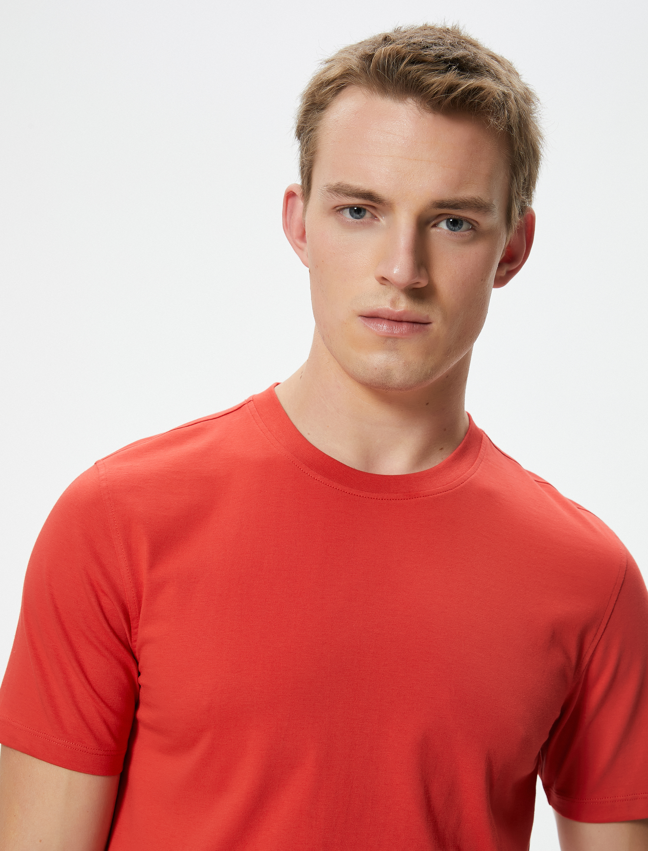   Dar Kesim Pamuklu Kısa Kollu Bisiklet Yaka Basic Tişört