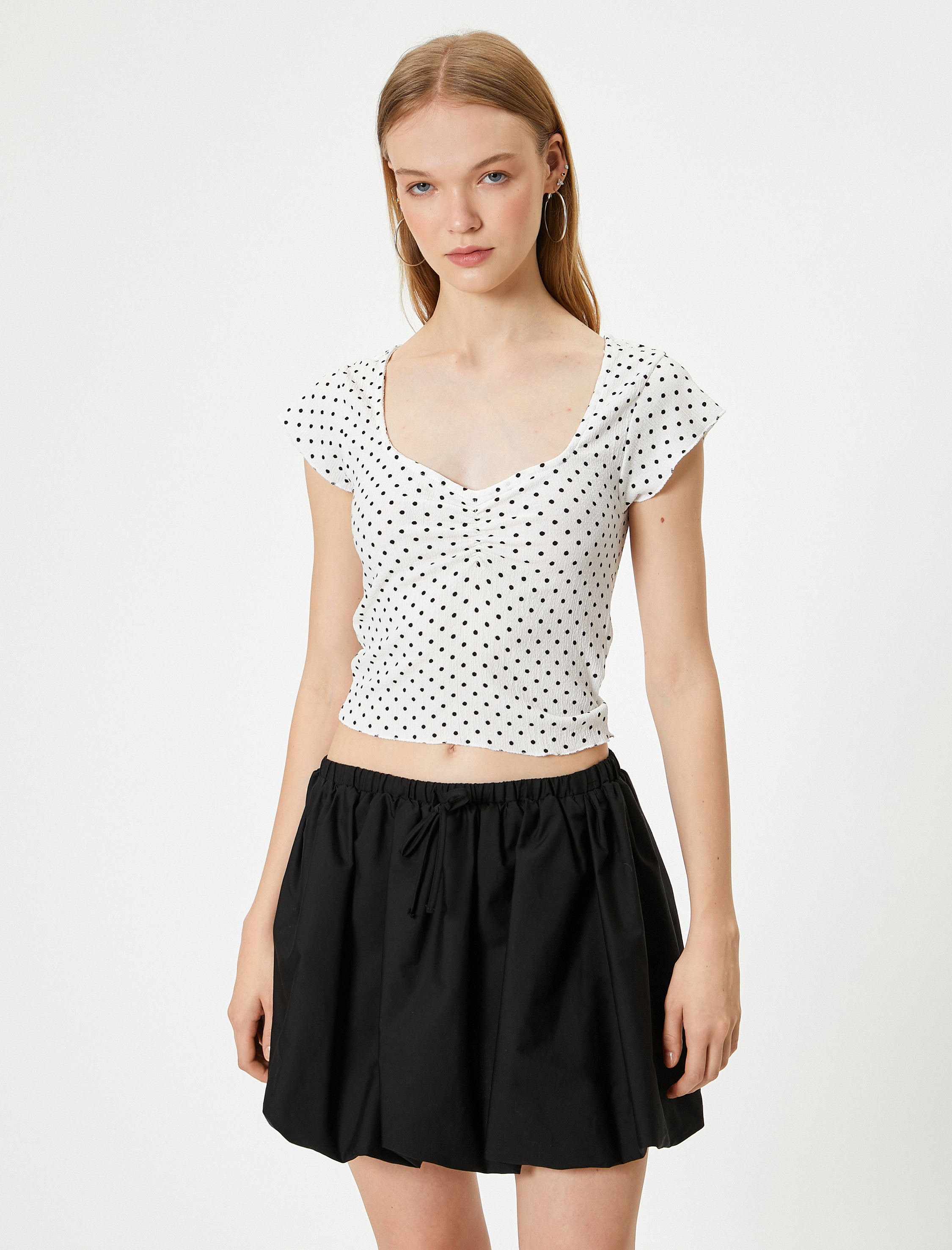   V Yaka Tişört Puantiyeli Büzgülü Kısa Kollu Bürümcük