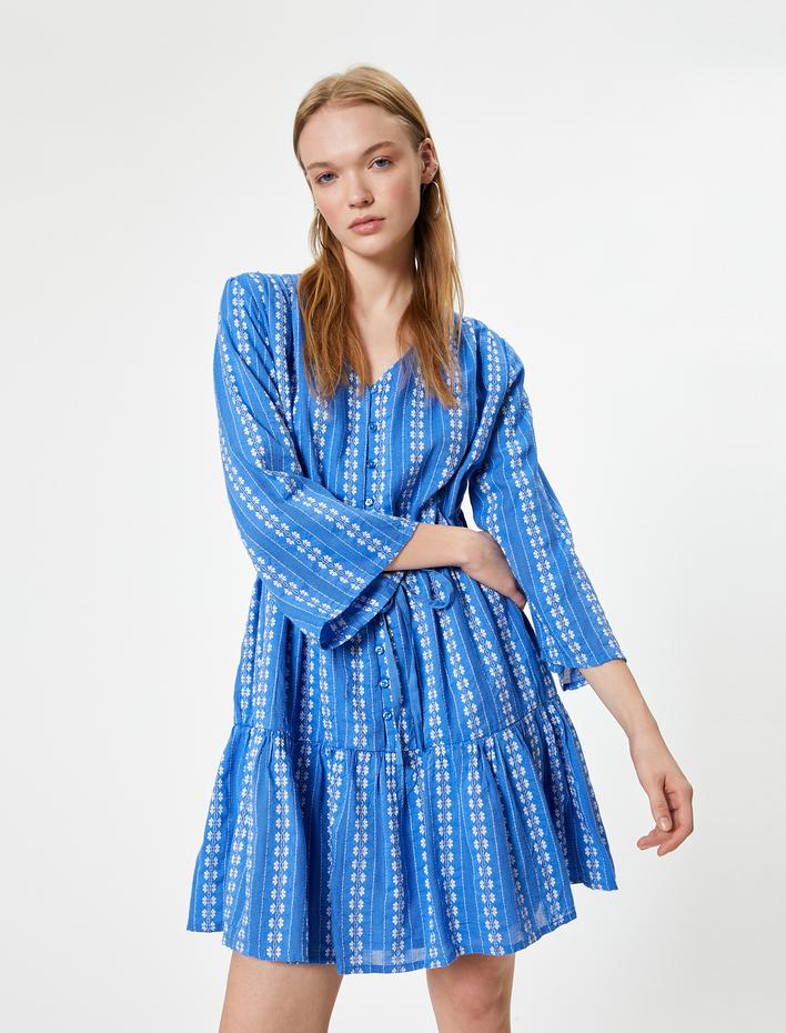  Mini Elbise V Yaka Desenli Düğmeli Uzun Kollu Büzgü Detaylı Volanlı