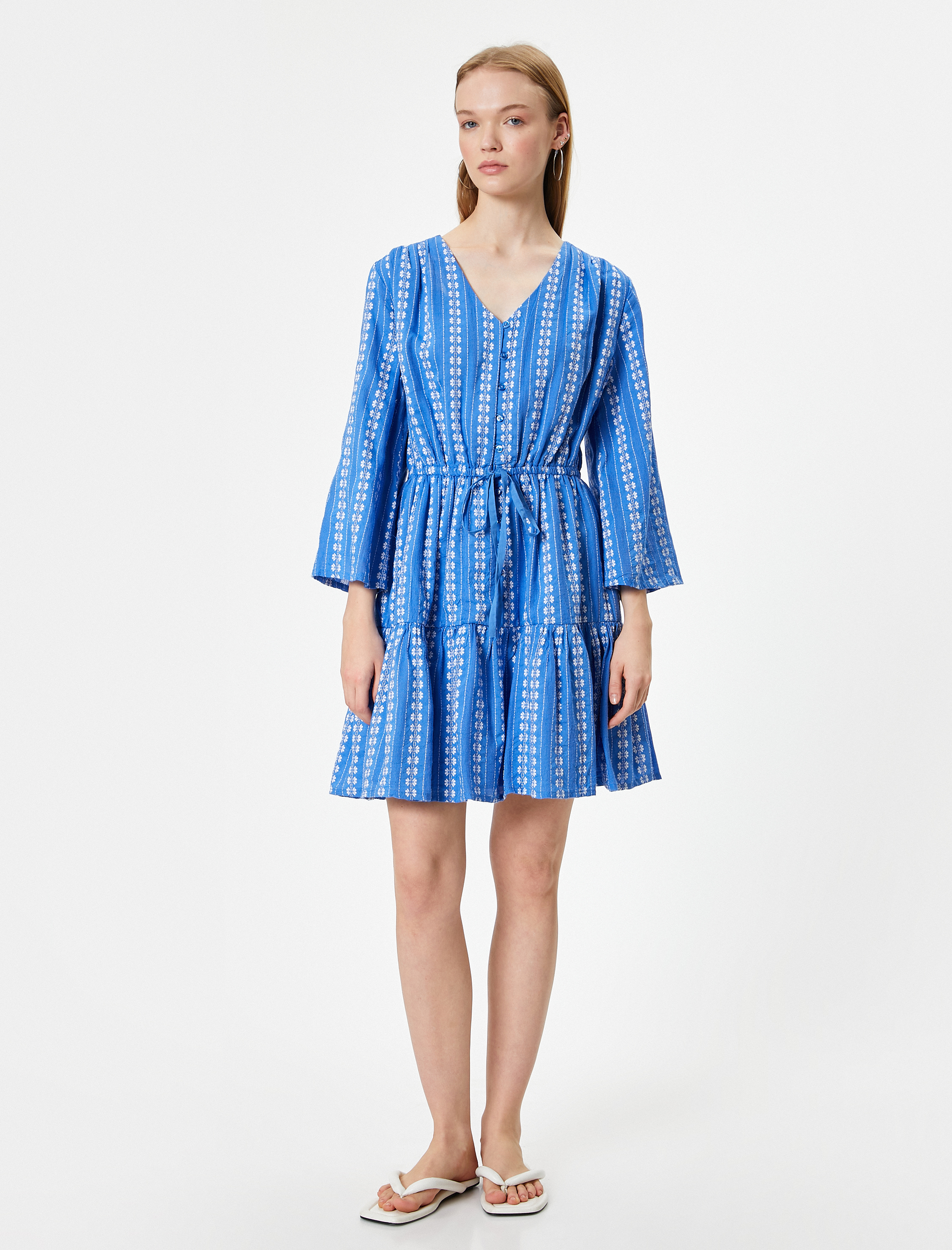   Mini Elbise V Yaka Desenli Düğmeli Uzun Kollu Büzgü Detaylı Volanlı