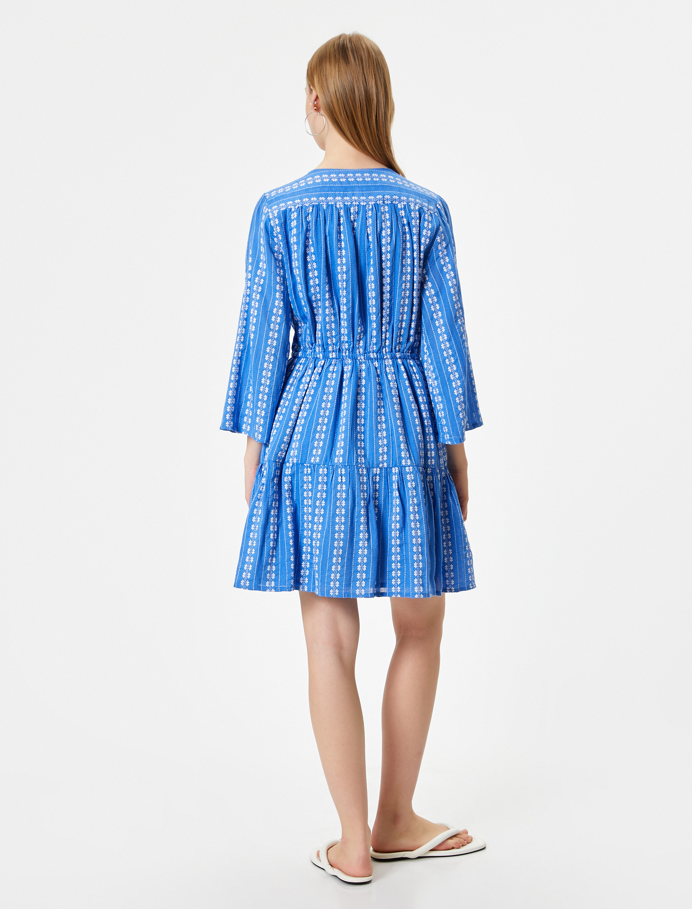   Mini Elbise V Yaka Desenli Düğmeli Uzun Kollu Büzgü Detaylı Volanlı