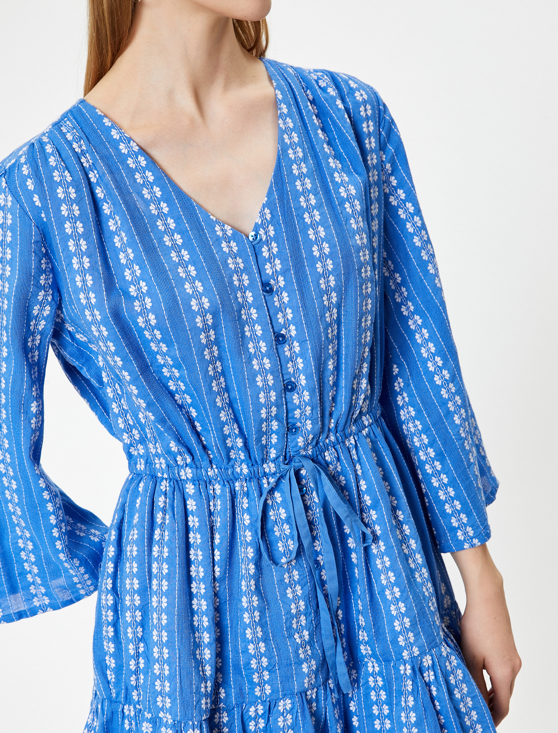   Mini Elbise V Yaka Desenli Düğmeli Uzun Kollu Büzgü Detaylı Volanlı