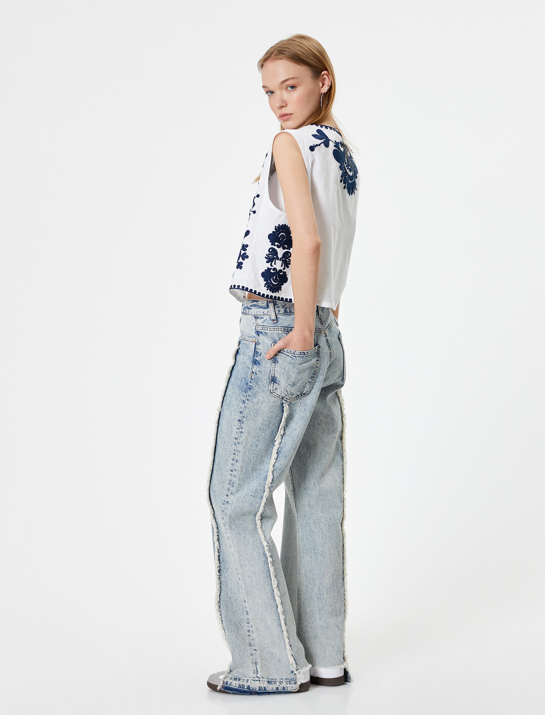   Bisiklet Yaka Yelek İşlemeli Kolsuz