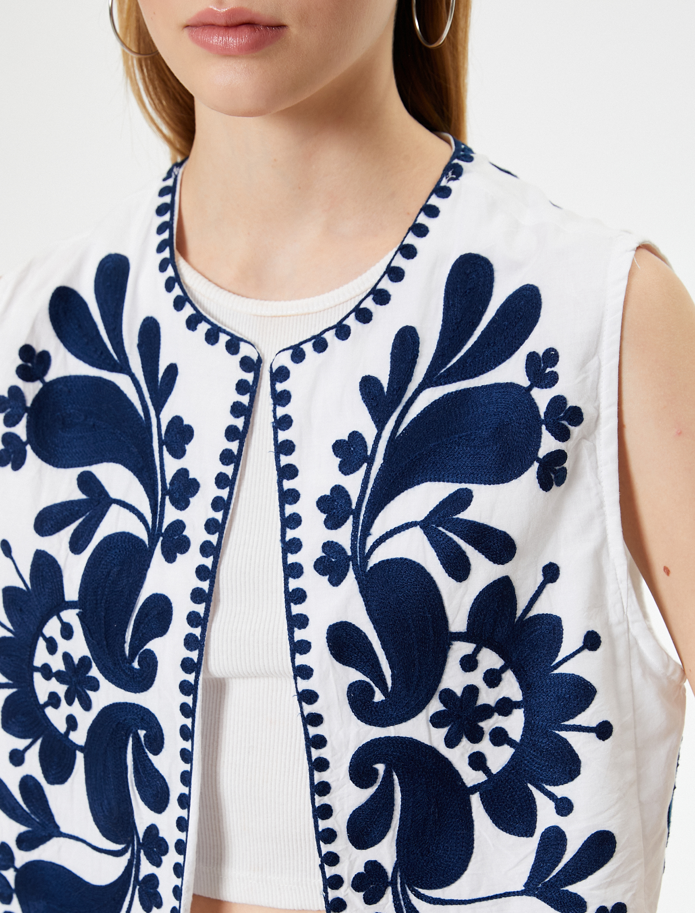   Bisiklet Yaka Yelek İşlemeli Kolsuz