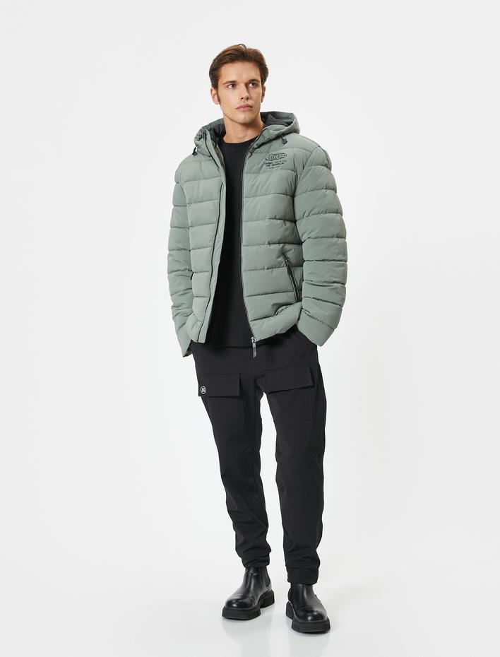  Şişme Mont Kapşonlu Fermuarlı Slogan Baskılı Cep Detaylı