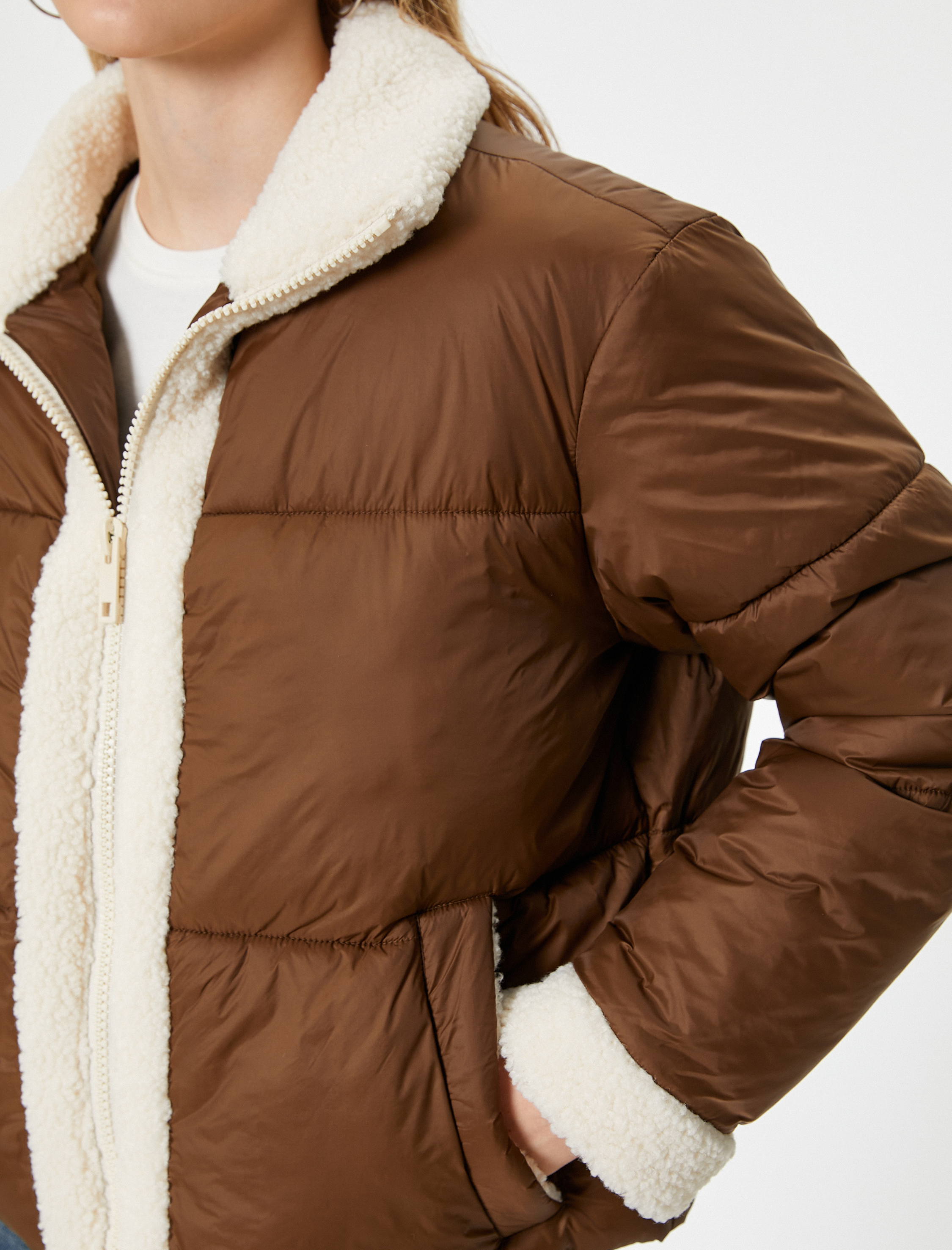 Kısa Şişme Mont Fermuarlı Peluş Detaylı Cepli