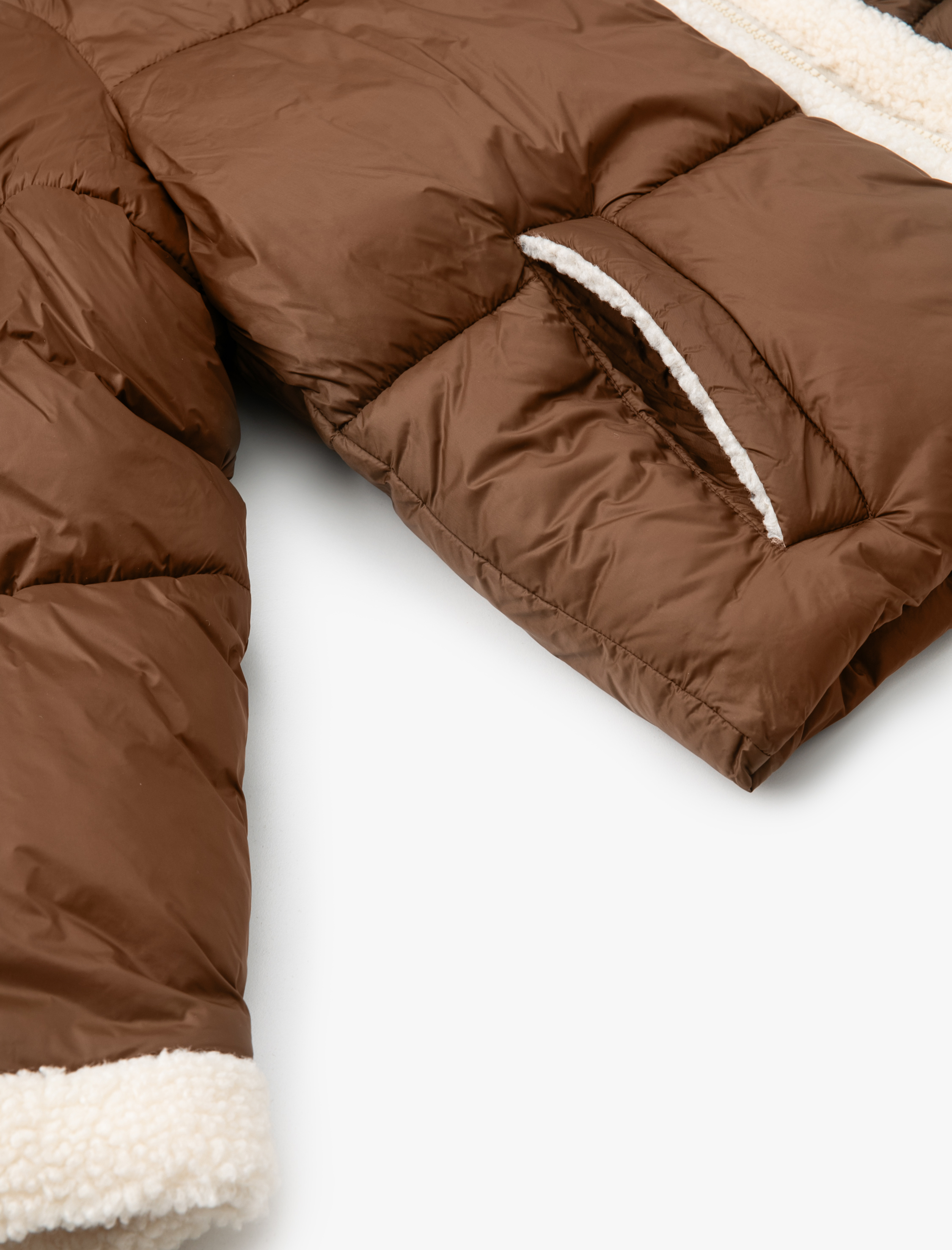 Kısa Şişme Mont Fermuarlı Peluş Detaylı Cepli