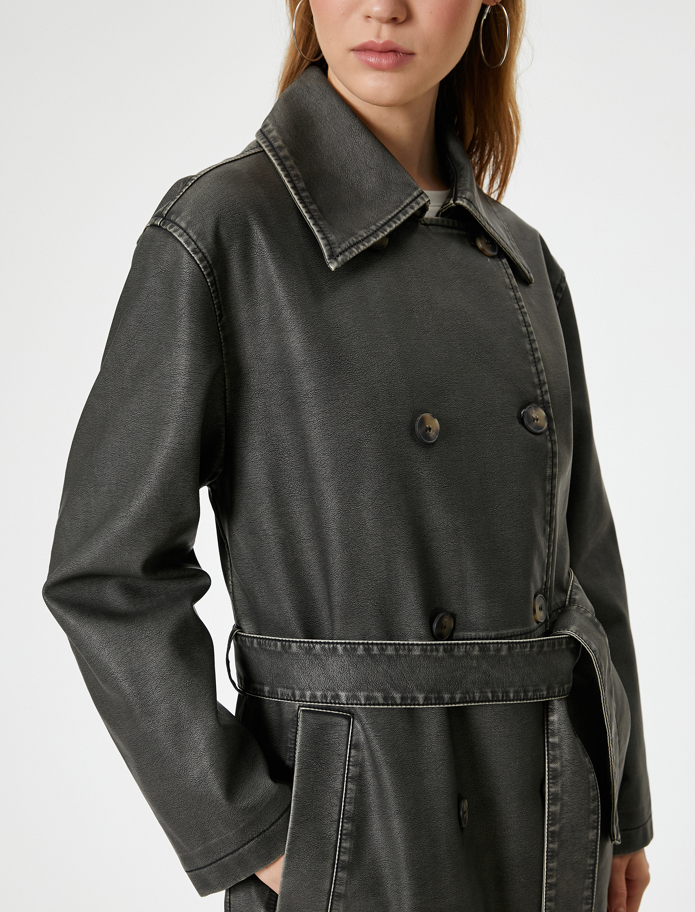 Uzun Trençkot Deri Görünümlü Kemerli Düğme Detaylı Cepli