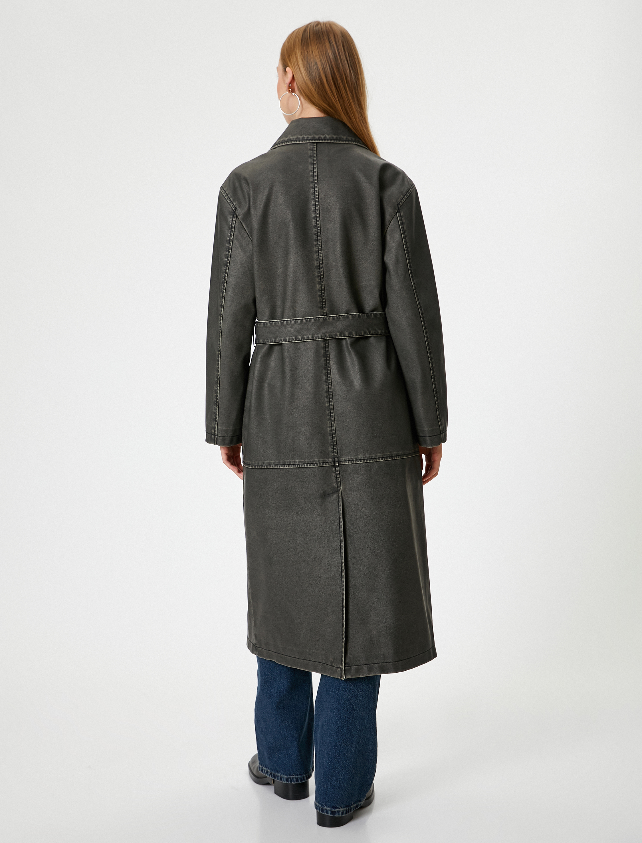 Uzun Trençkot Deri Görünümlü Kemerli Düğme Detaylı Cepli